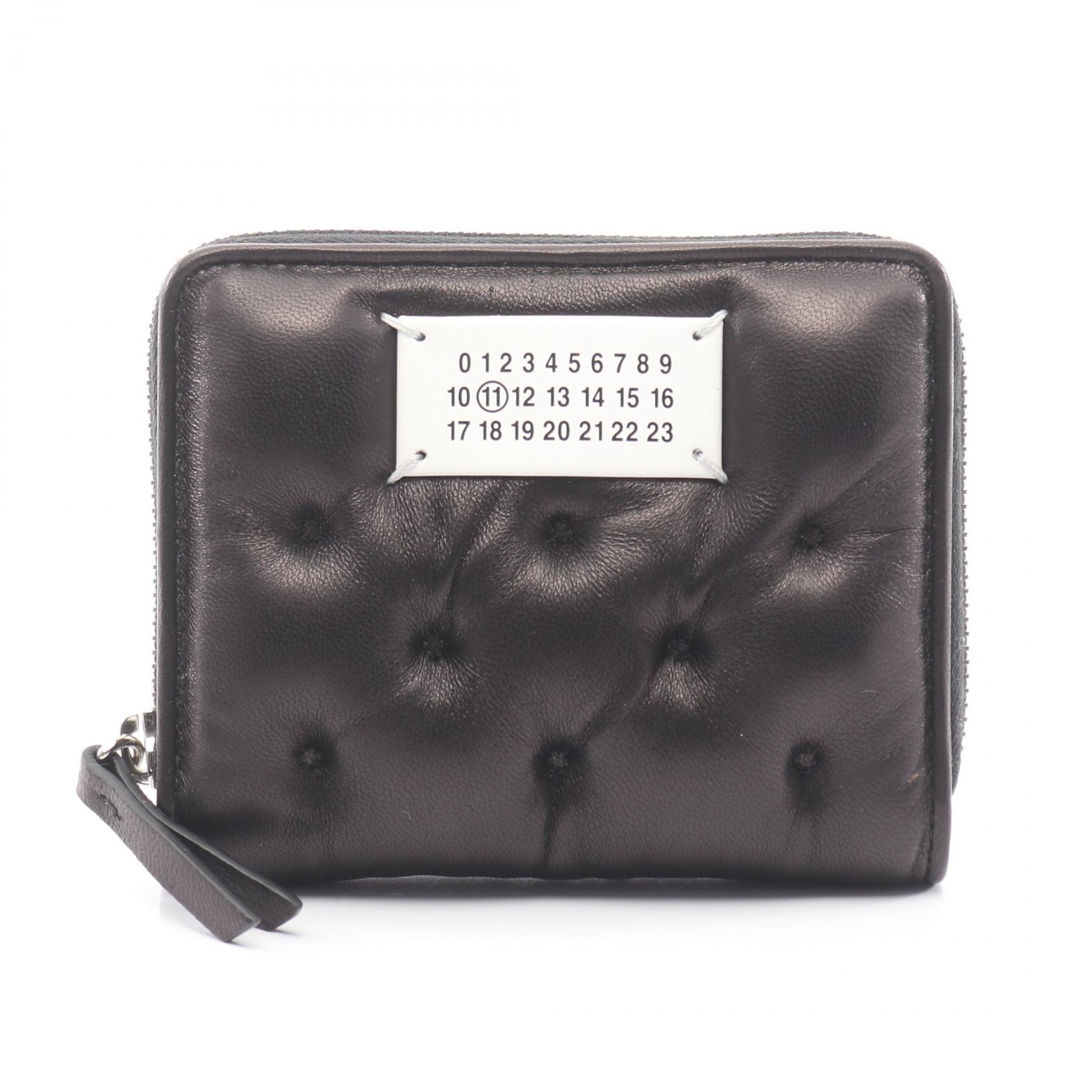 ≪5%OFFクーポン&まとめ買い10% ~7/26 9:59〆≫メゾン マルジェラ Maison Margiela グラム スラム エンブロイダリーウォレット スモール ラウンド財布 財布 レザー レディース ブラック系 SA1UI0032P6434T8013 【新品】|BRANDOFF TOKYO