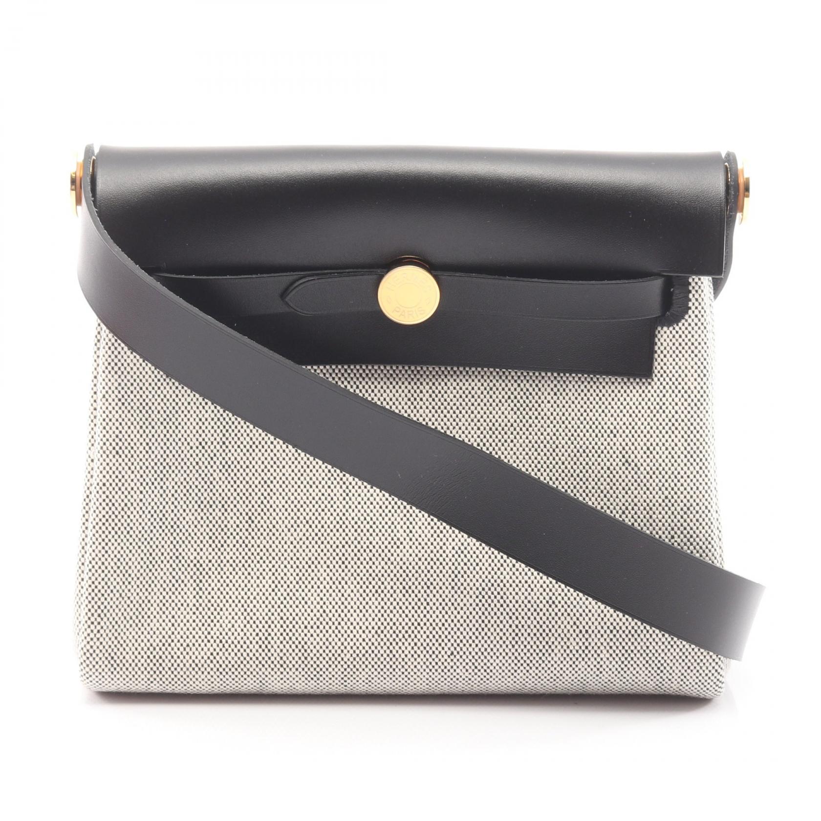 ≪5%OFFクーポン＆まとめ買い10% ～7/26 9:59〆≫エルメス HERMES エールバッグジップ ミニ ショルダーバッグ バッグ キャンバス レザー トワルアッシュ / ヴァッシュハンター トワルアッシュ レディース グレー系 / ブラック系 【中古】｜BRANDOFF TOKYO 333,000円
