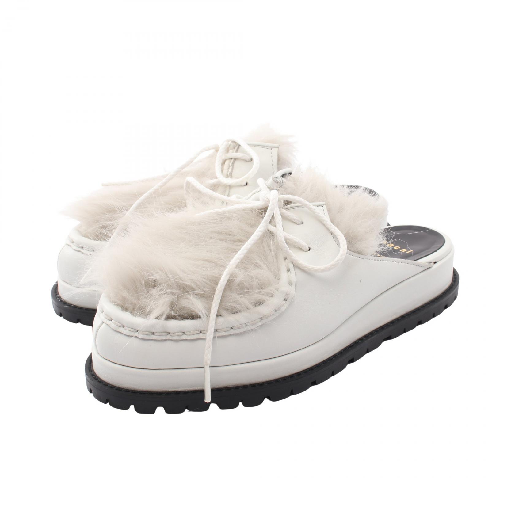 ≪5%OFFクーポン&まとめ買い10% ~7/26 9:59〆≫サカイ Sacai ファー サンダル 靴 レザー フェイクファー レディース ホワイト系 / グレー系 19-04349 【中古】|BRANDOFF TOKYO