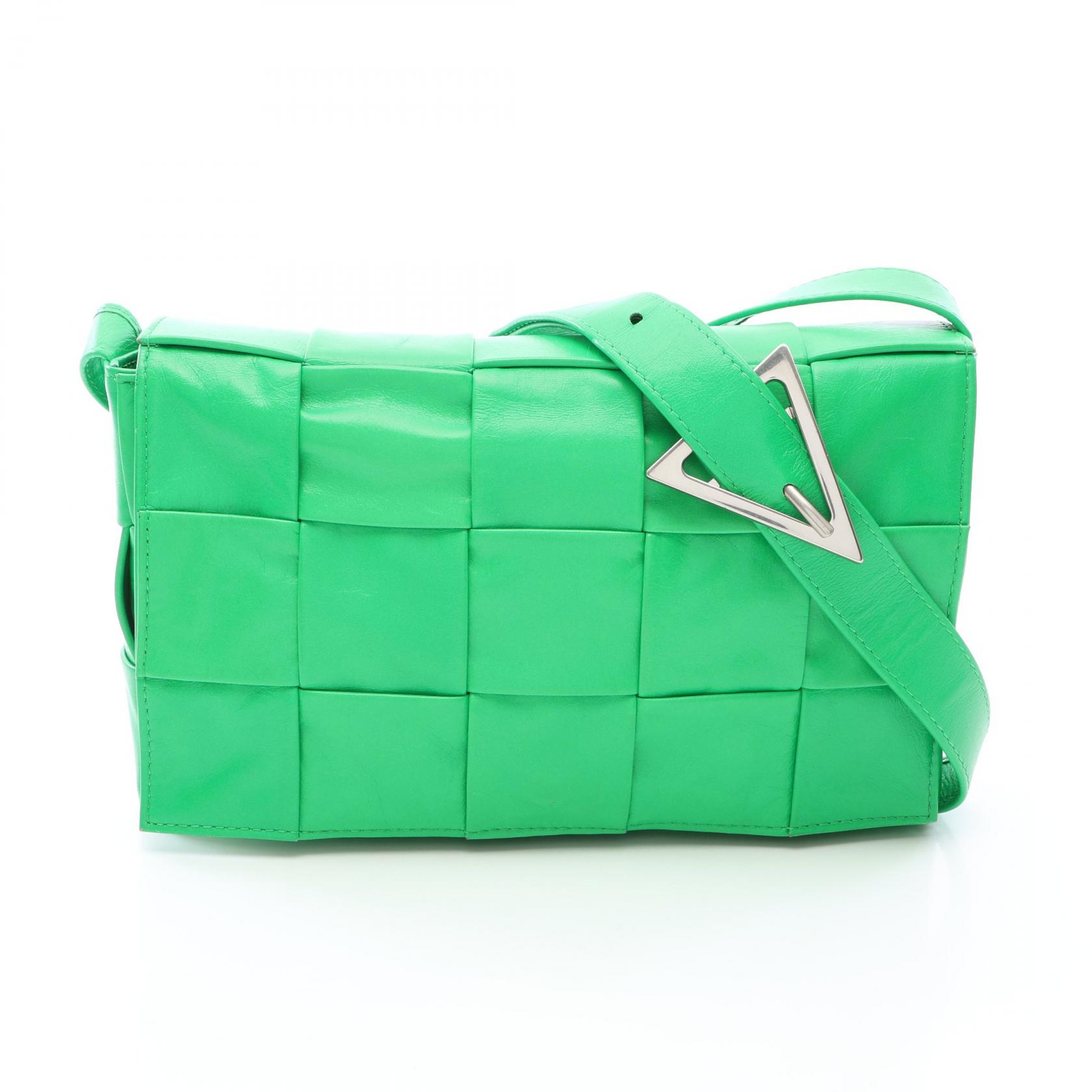 ≪5%OFFクーポン&まとめ買い10% ~7/26 9:59〆≫ボッテガヴェネタ BOTTEGA VENETA カセット マキシイントレチャート ショルダーバッグ バッグ レザー レディース グリーン系 【中古】|BRANDOFF TOKYO