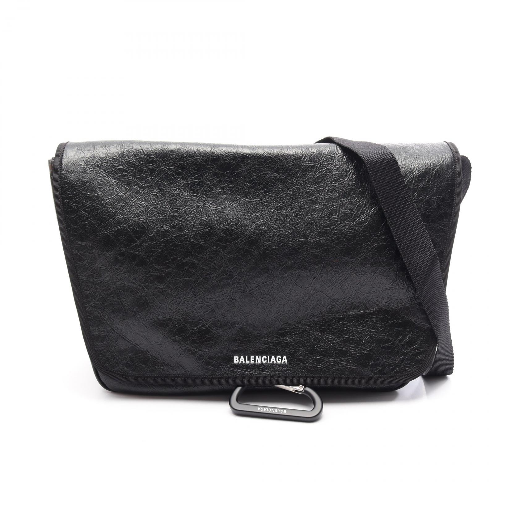 ≪5%OFFクーポン＆まとめ買い10% ～7/26 9:59〆≫バレンシアガ BALENCIAGA EXPLORER FLAP メッセンジャー ショルダーバッグ バッグ レザー メンズ ブラック系 8348271VG7X1090 【新品】｜BRANDOFF TOKYO