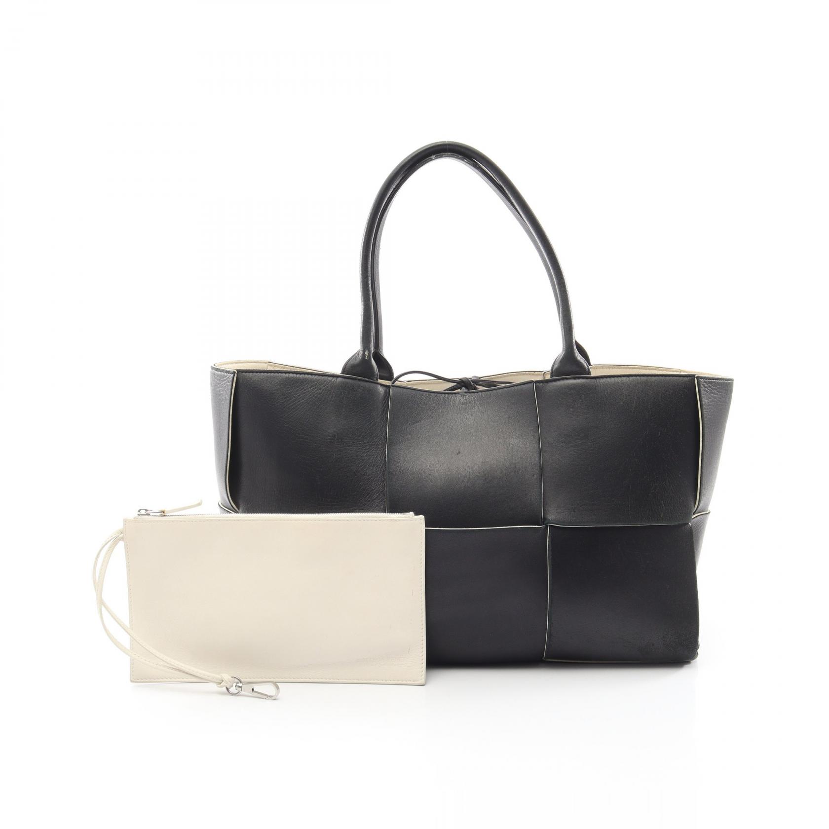 ≪5%OFFクーポン＆まとめ買い10% ～7/26 9:59〆≫ボッテガヴェネタ BOTTEGA VENETA アルコ ミディアム マキシイントレチャート トートバッグ バッグ レザー レディース ブラック系 【中古】｜BRANDOFF TOKYO