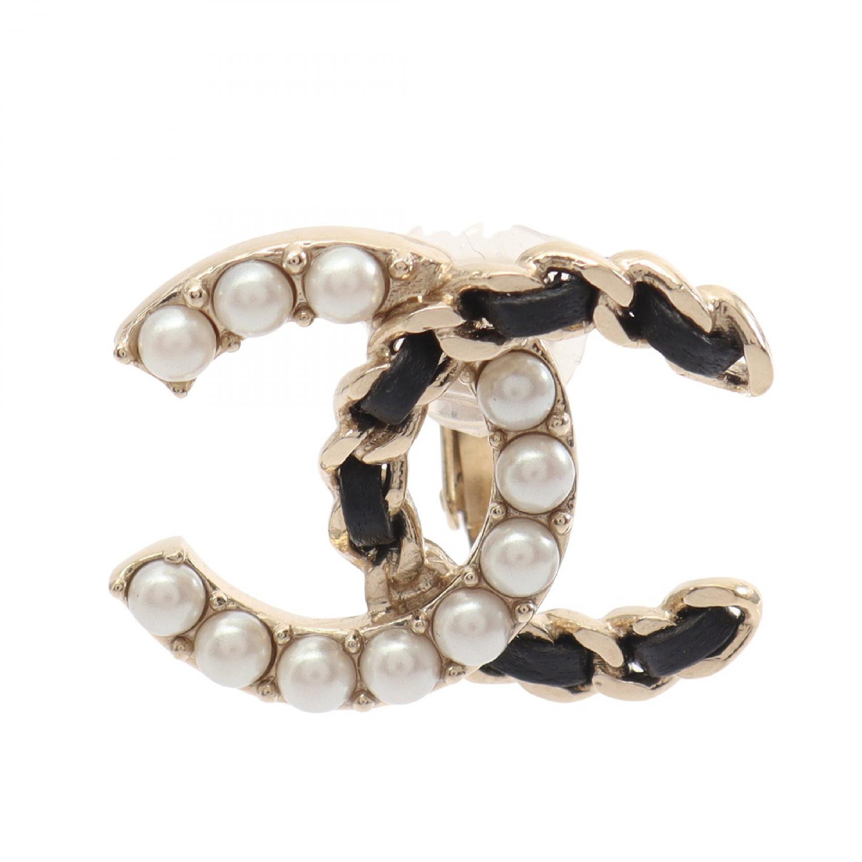 ≪5%OFFクーポン＆まとめ買い10% ～7/26 9:59〆≫シャネル CHANEL ココマーク イヤリング ジュエリー GP（ゴールドメッキ） レザー フェイクパール レディース ゴールド系 / ブラック系 / ホワイト系 【中古】｜BRANDOFF TOKYO
