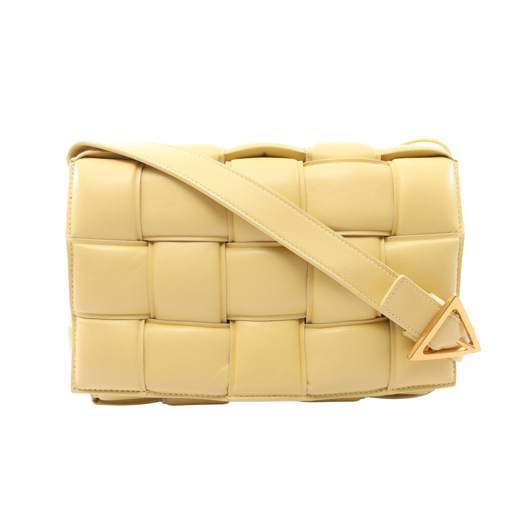 ≪5%OFFクーポン＆まとめ買い10% ～7/26 9:59〆≫ボッテガヴェネタ BOTTEGA VENETA パデット カセット イントレチャート ショルダーバッグ バッグ レザー レディース イエロー系 591970 【中古】｜BRANDOFF TOKYO