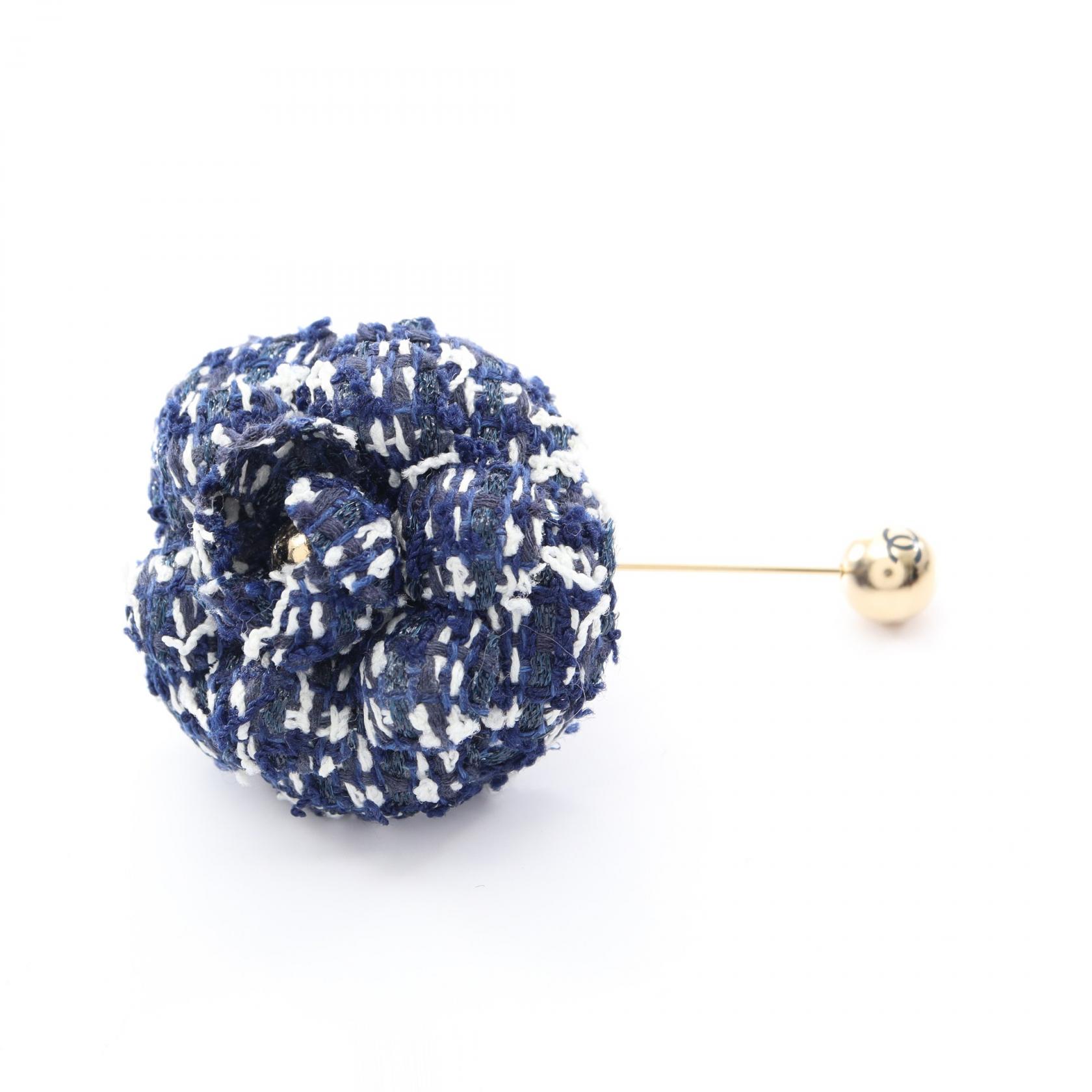シャネル CHANEL カメリア ピン ブローチ アクセサリー ツイード レディース ネイビー系 / ブルー系 / ホワイト系 【中古】｜BRANDOFF TOKYO