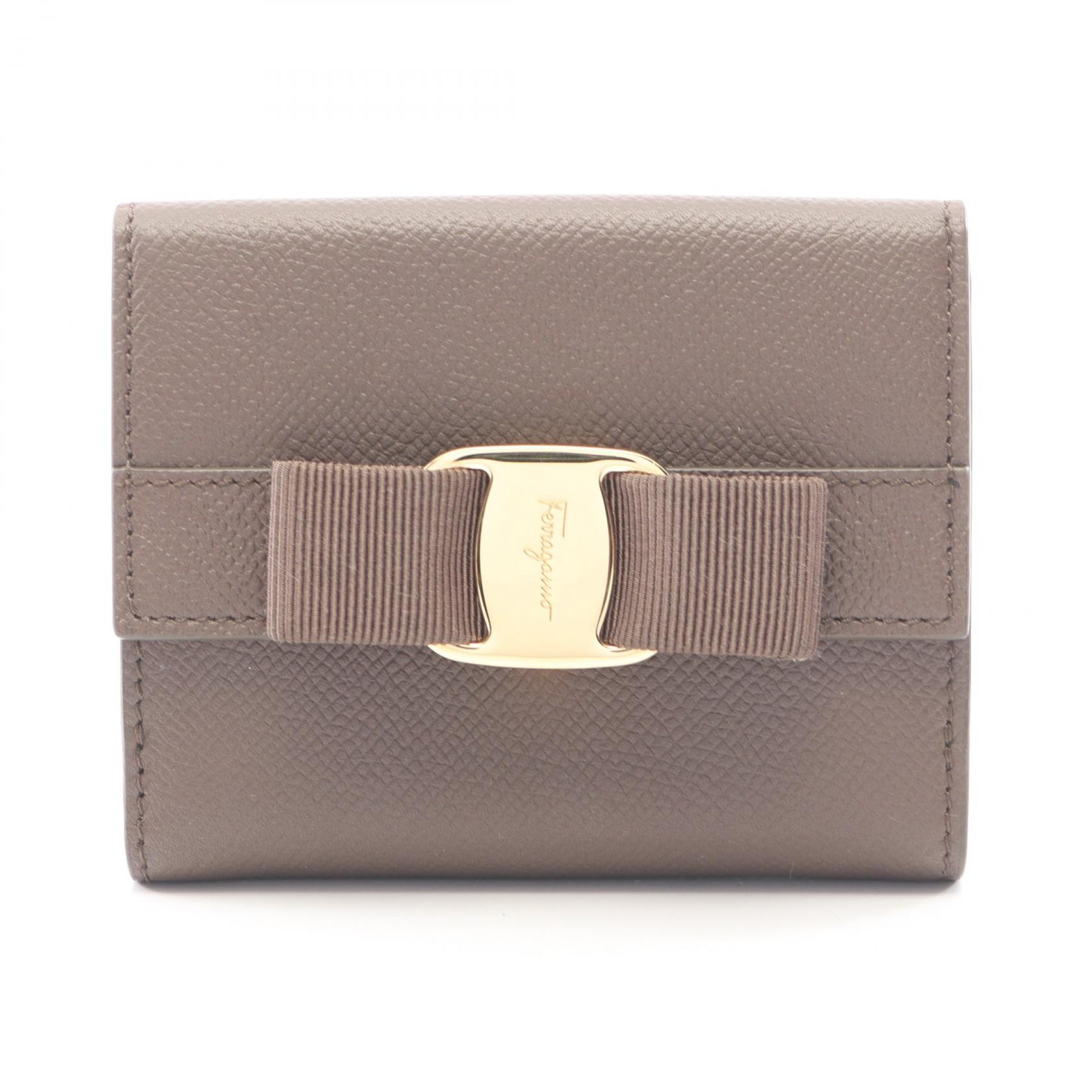 ≪5%OFFクーポン＆まとめ買い10% ～7/26 9:59〆≫サルヴァトーレフェラガモ Salvatore Ferragamo ヴァラリボン 二つ折り財布 財布 レザー レディース ベージュ系 【中古】｜BRANDOFF TOKYO