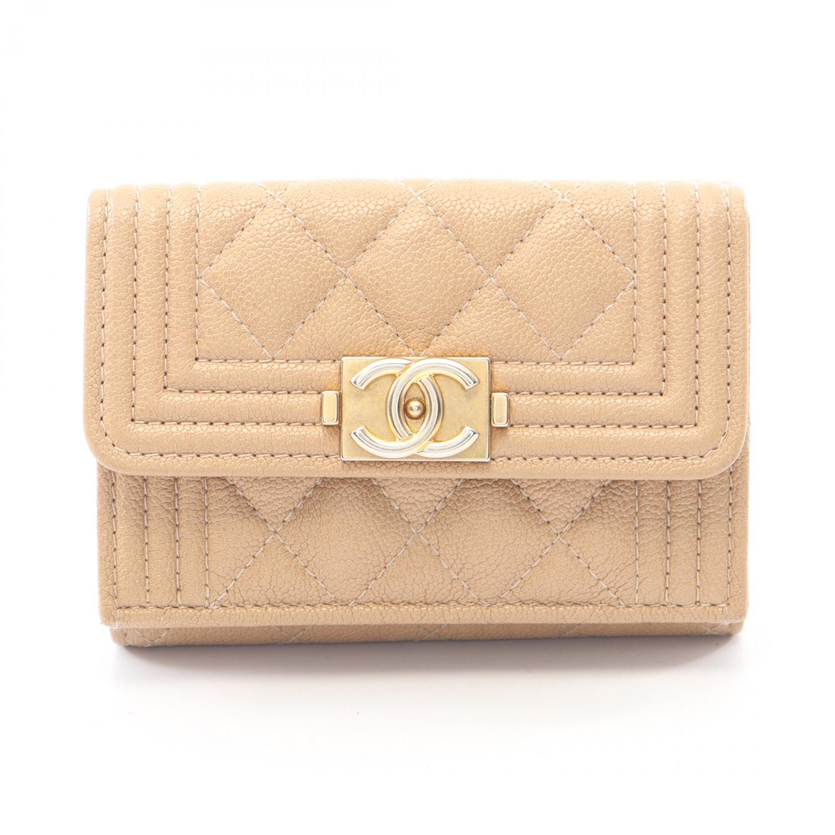 ≪5%OFFクーポン＆まとめ買い10% ～7/26 9:59〆≫シャネル CHANEL ボーイシャネル 三つ折り財布 財布 キャビアスキン(グレインドカーフ) レディース ベージュ系 A84432 【中古】｜BRANDOFF TOKYO