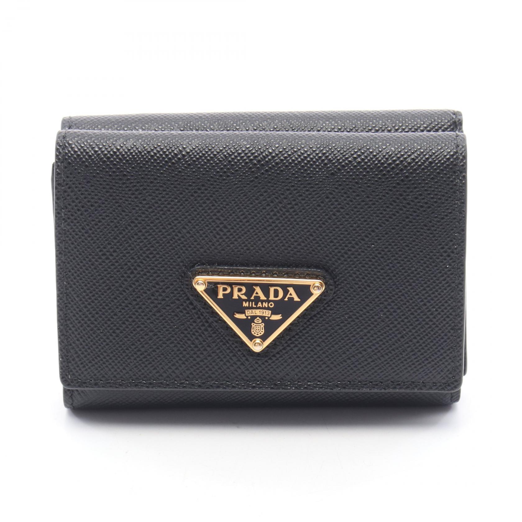 ≪5%OFFクーポン＆まとめ買い10% ～7/26 9:59〆≫プラダ PRADA SAFFIANO TRIANG 三つ折り財布 財布 サフィアーノレザー レディース ブラック系 1MH042 【中古】｜BRANDOFF TOKYO