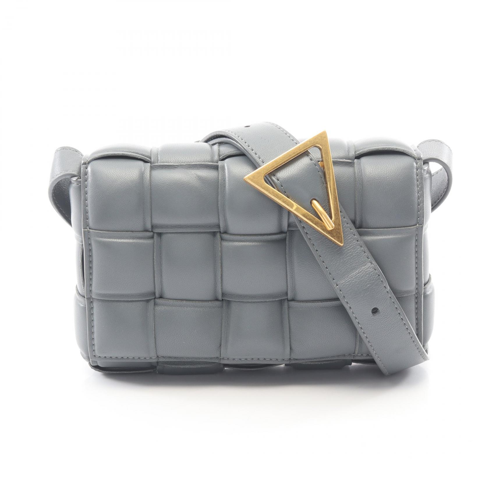 ボッテガヴェネタ BOTTEGA VENETA パデッド カセット スモール ショルダーバッグ バッグ レザー レディース グレー系 【中古】｜BRANDOFF TOKYO