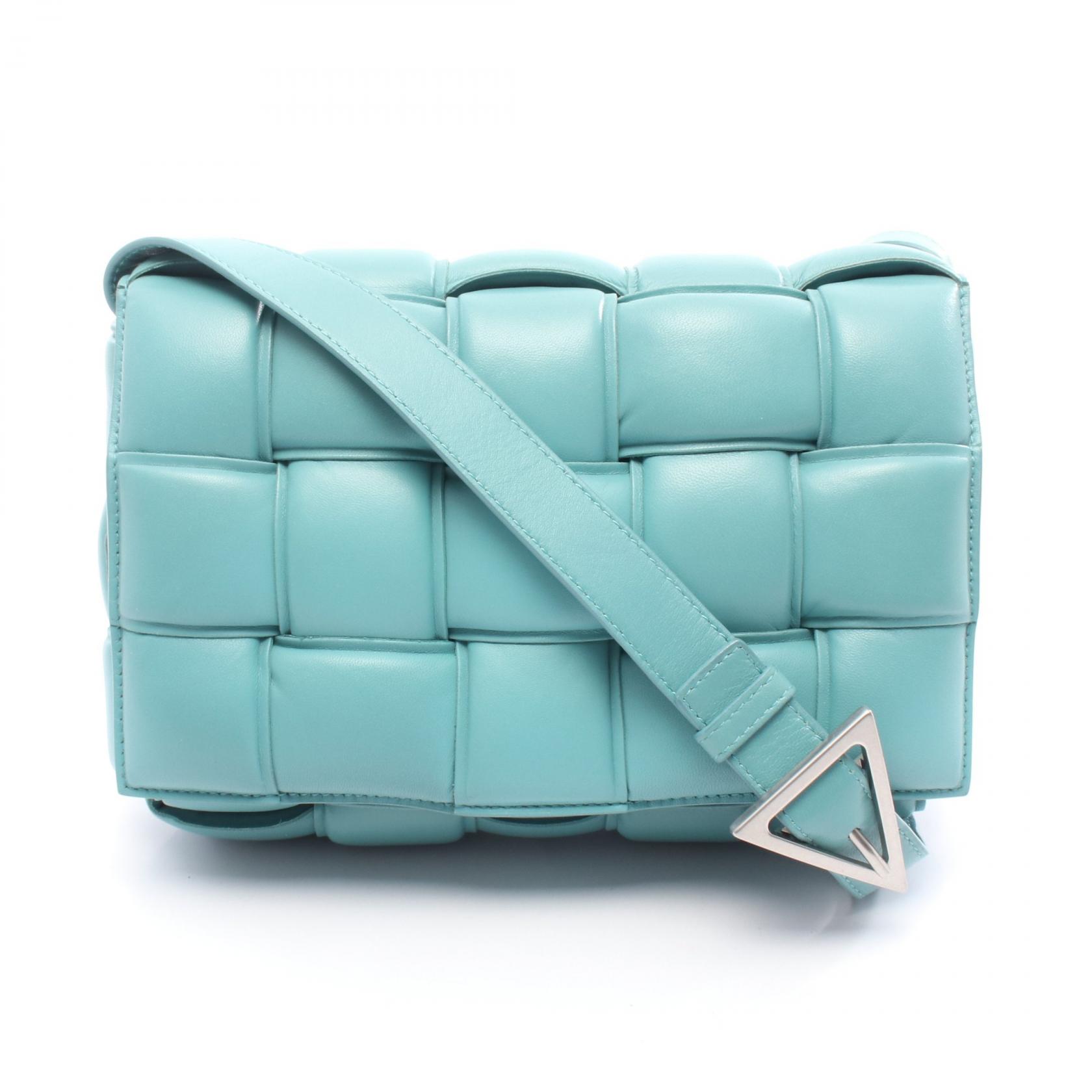 【15%OFFクーポン 7/26 9:59〆】ボッテガヴェネタ BOTTEGA VENETA パデット カセット イントレチャート ショルダーバッグ バッグ レザー レディース ブルー系 【中古】|Brandoff銀座