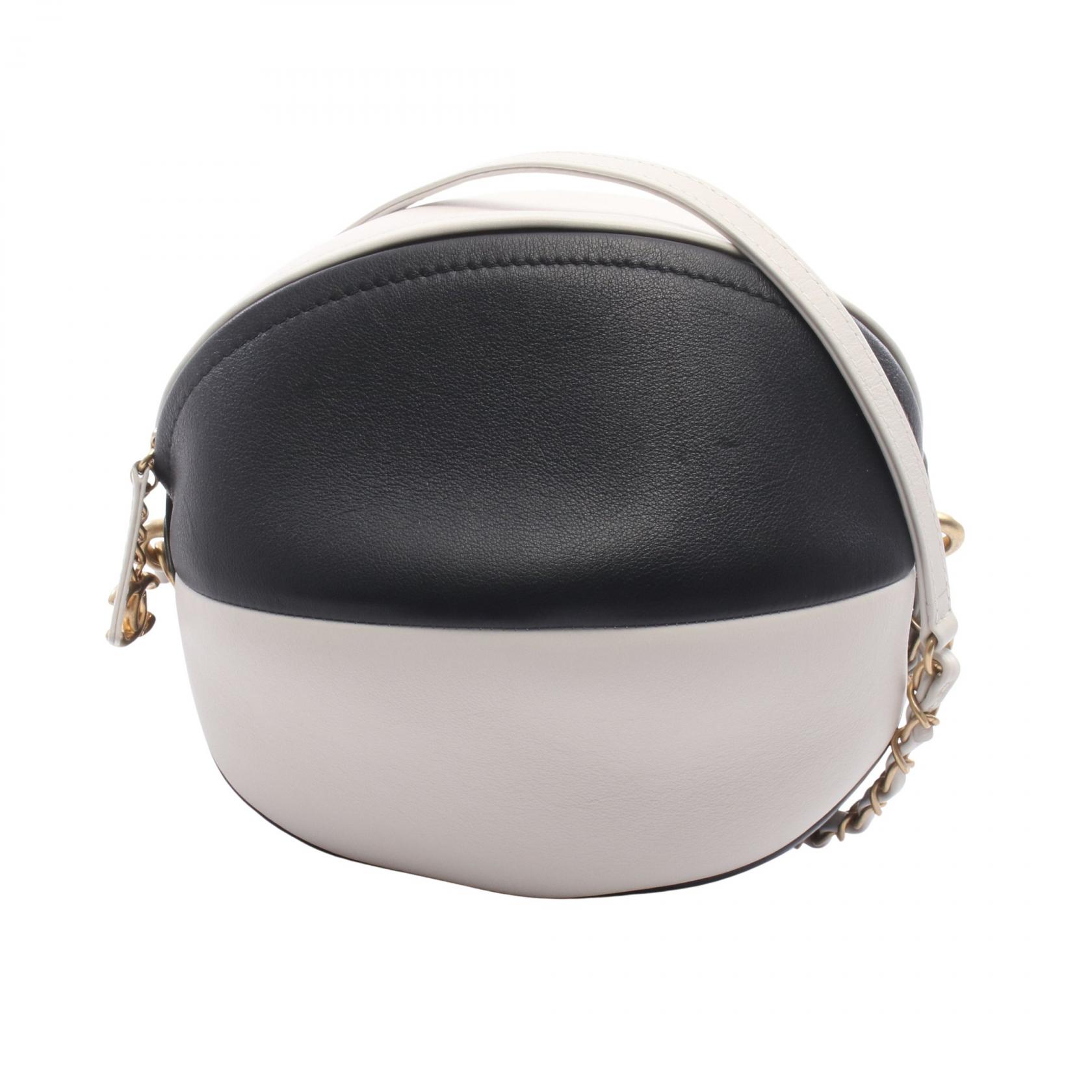 【15%OFFクーポン 7/26 9:59〆】シャネル CHANEL ビーチボール ショルダーバッグ バッグ レザー レディース ブラック系 / ホワイト系 【中古】｜Brandoff銀座