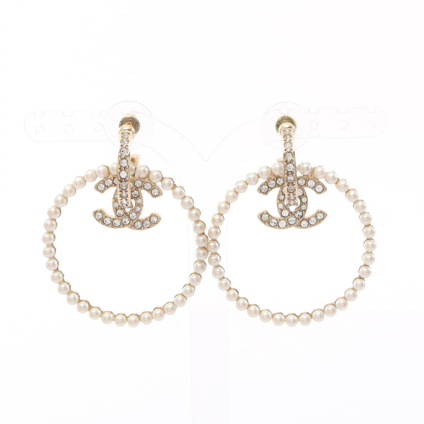 【10%OFFクーポン 7/26 9:59〆】 シャネル CHANEL ココマーク サークル ピアス ジュエリー GP(ゴールドメッキ) ラインストーン / フェイクパール レディース ゴールド系 / クリア系 / ホワイト系 B22/B 【中古】|Brandoff銀座