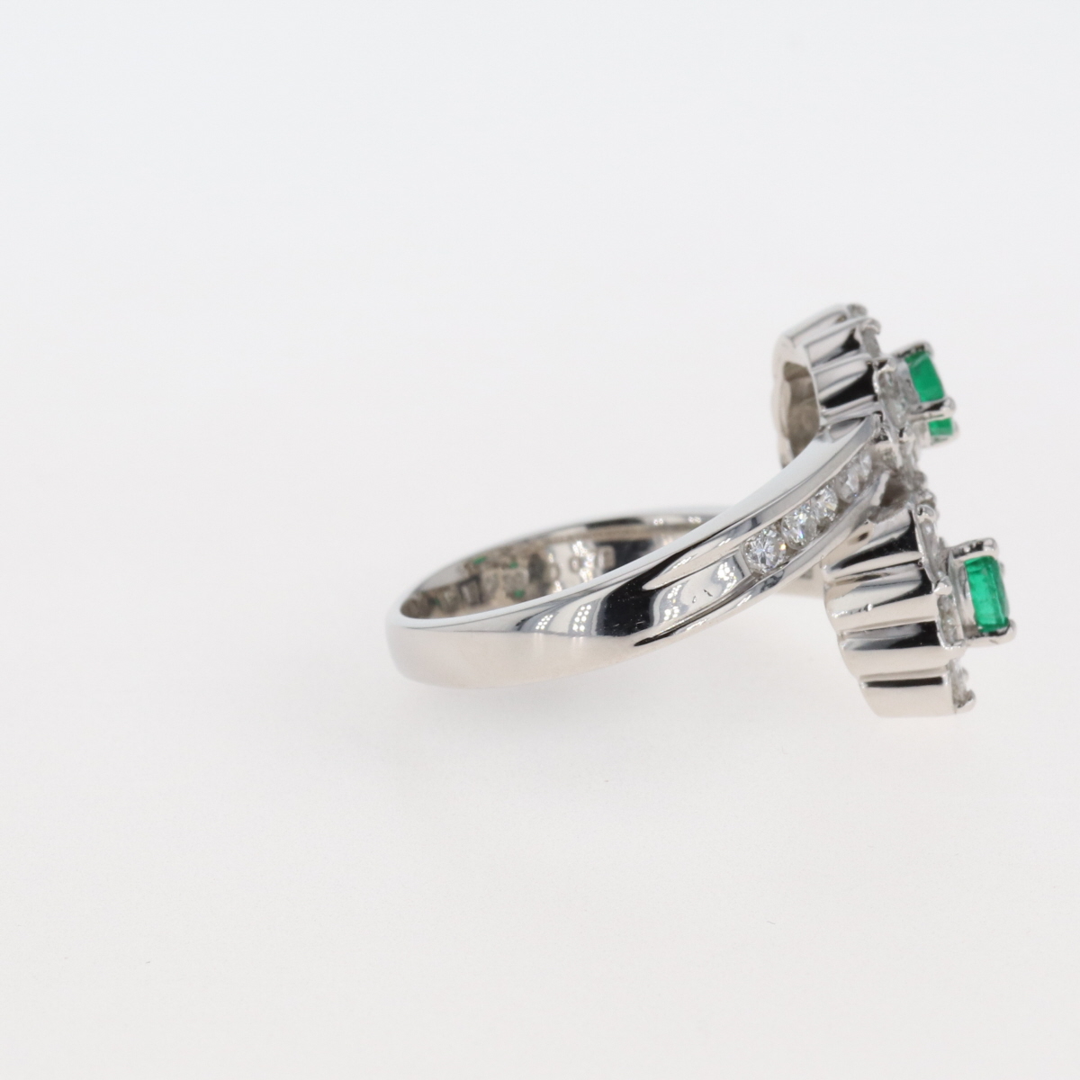 エメラルド デザインリング プラチナ リング メレダイヤ 指輪