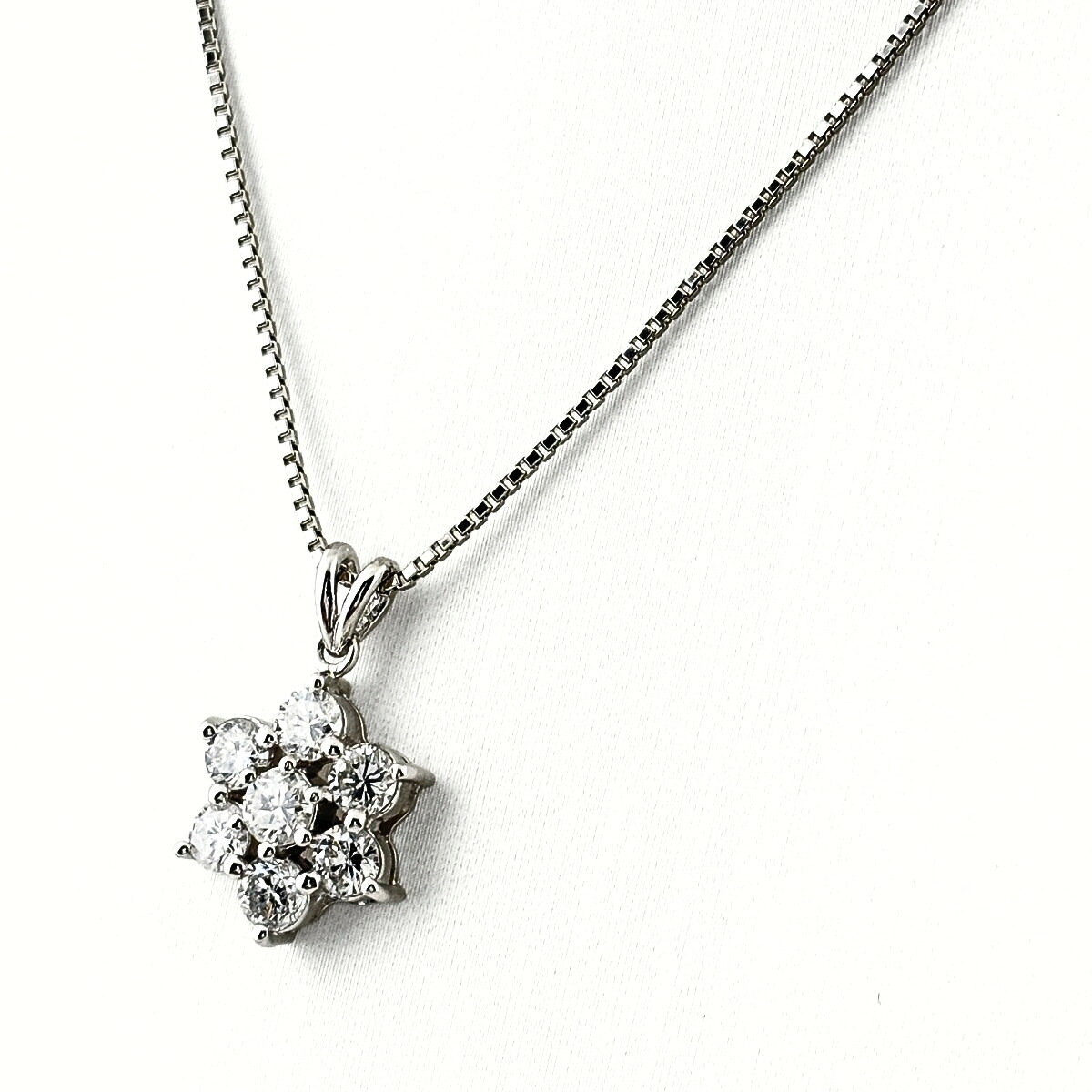 フラワーモチーフ デザインネックレス プラチナ ペンダント メレダイヤ 花 ネックレス Pt900 Pt850 ダイヤモンド レディース 【中古】
