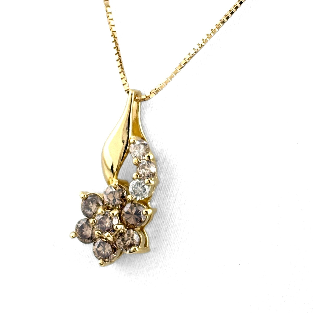 フラワーモチーフ デザインネックレス YG イエローゴールド ペンダント メレダイヤ ネックレス K18 ダイヤモンド レディース 【中古】