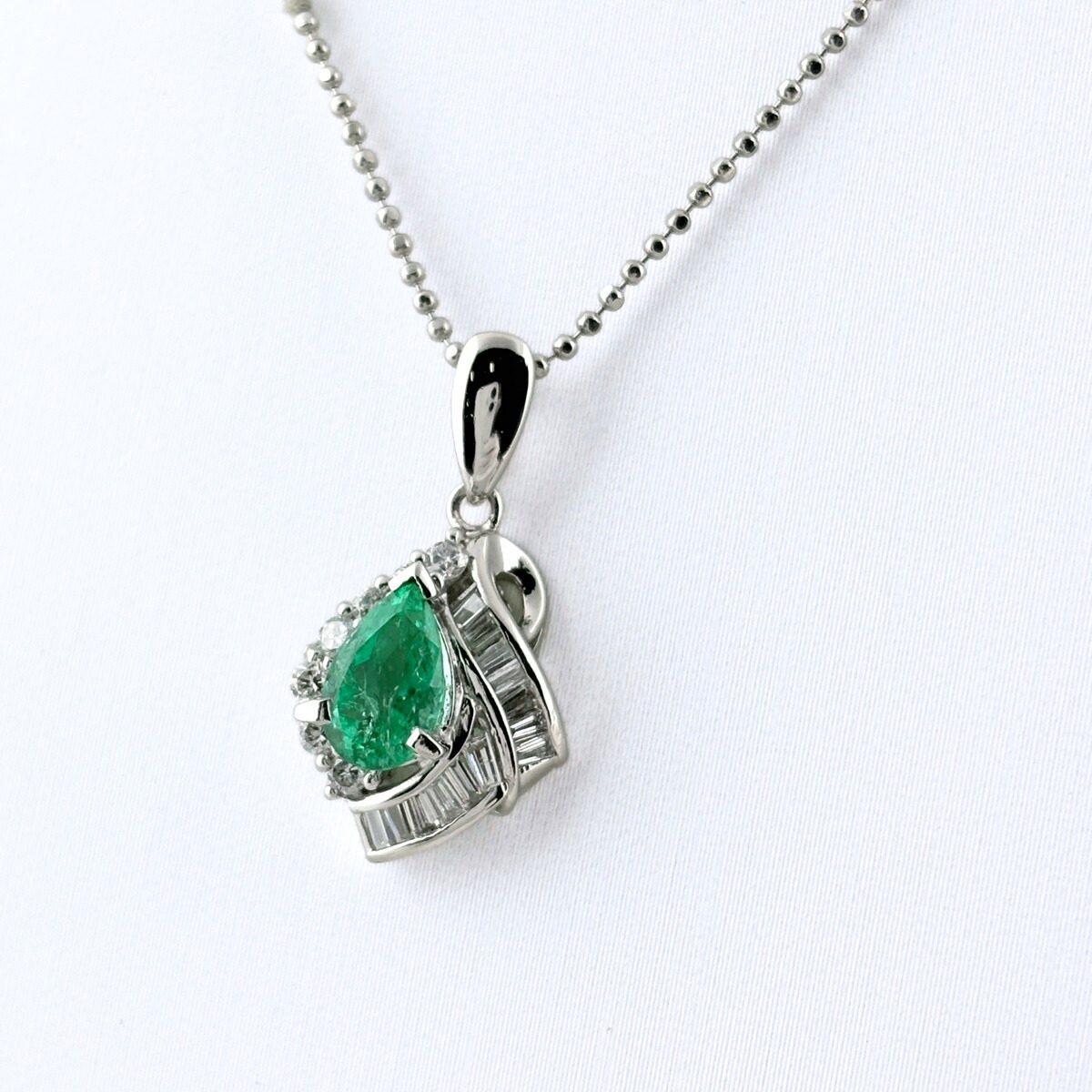 エメラルド デザインネックレス プラチナ ペンダント メレダイヤ ダイヤモンド ネックレス Pt900 Pt850 エメラルド レディース 【中古】 msp39｜バイセル 店