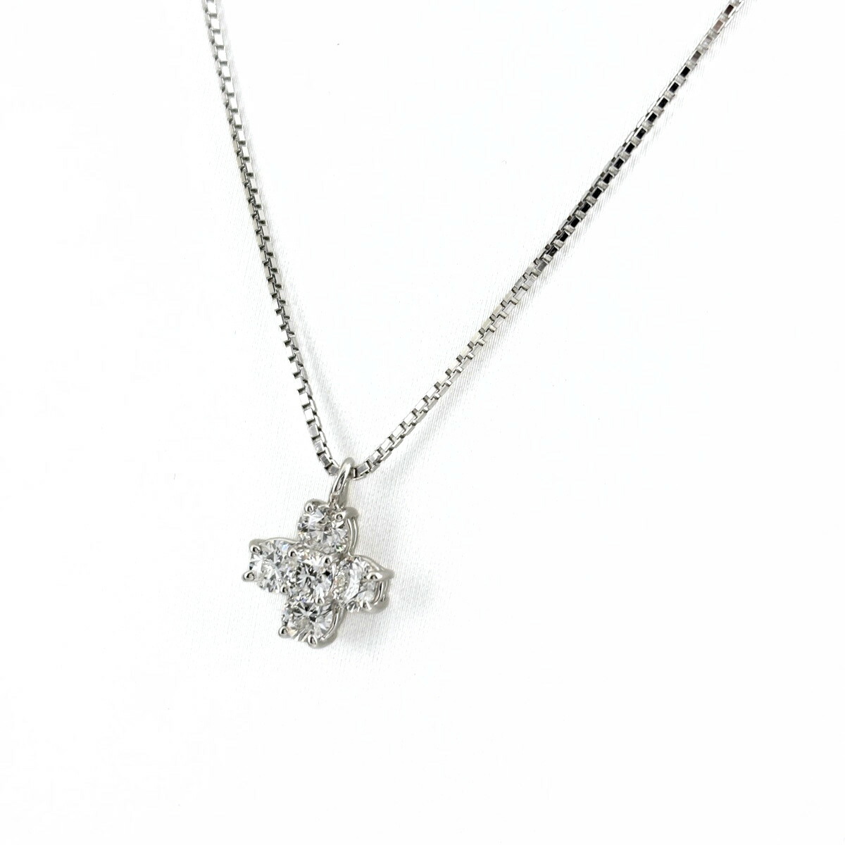 フラワーモチーフ デザインネックレス プラチナ ペンダント メレダイヤ 花 ネックレス Pt900 Pt850 ダイヤモンド レディース 【中古】 msp39｜バイセル 店