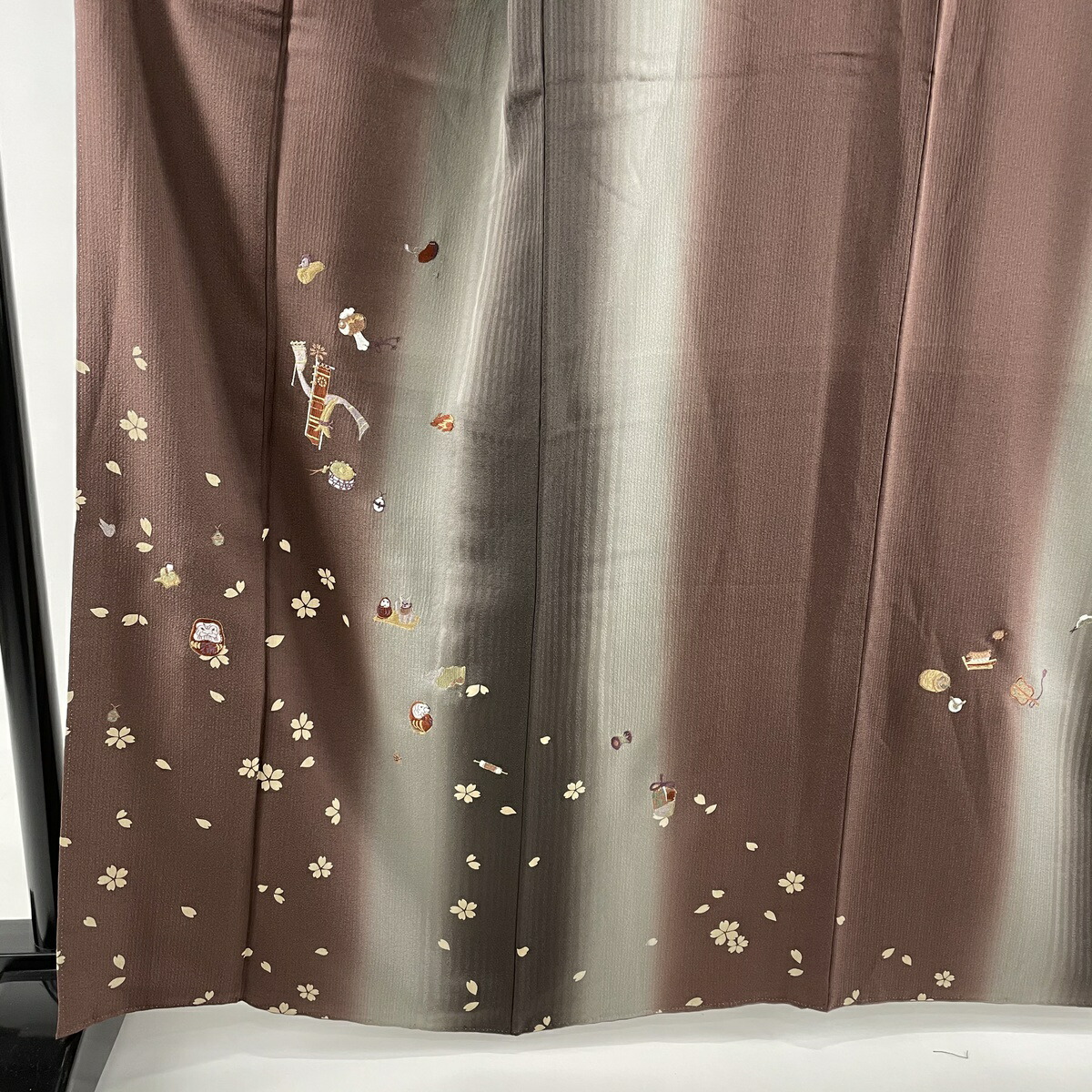 付下げ 名品 かわいい 桜 だるま 刺繍 金糸 小豆色 袷 身丈164 5cm 裄丈67cm M 正絹 中古 Vmaphotographystudios Com