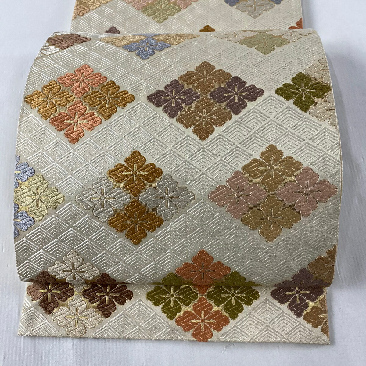 袋帯 美体面 卓出品 花菱欅綾文様 名誉 唐織 ソフト 半ダース鑑定家 正絹 中古 Bidbuyimporters Com