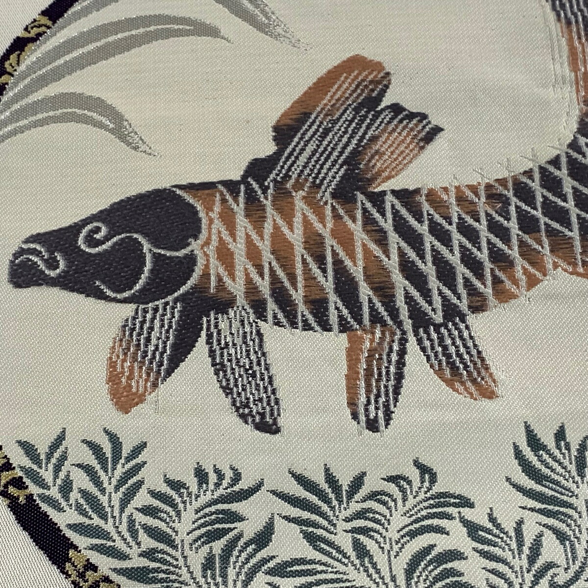 袋帯 美品 秀品 落款あり 鯉 花唐草 金糸 クリーム お太鼓柄 正絹 中古 Creeenti Cl 袋帯 美品 秀品 落款あり 鯉 花唐草 金糸 クリーム お太鼓柄 正絹 中古 Creeenti Cl