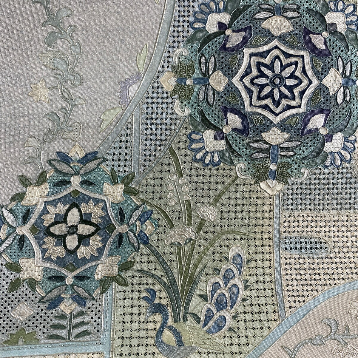 袋帯美品名品華文孔雀汕頭刺繍銀彩灰色お太鼓柄正絹【中古】