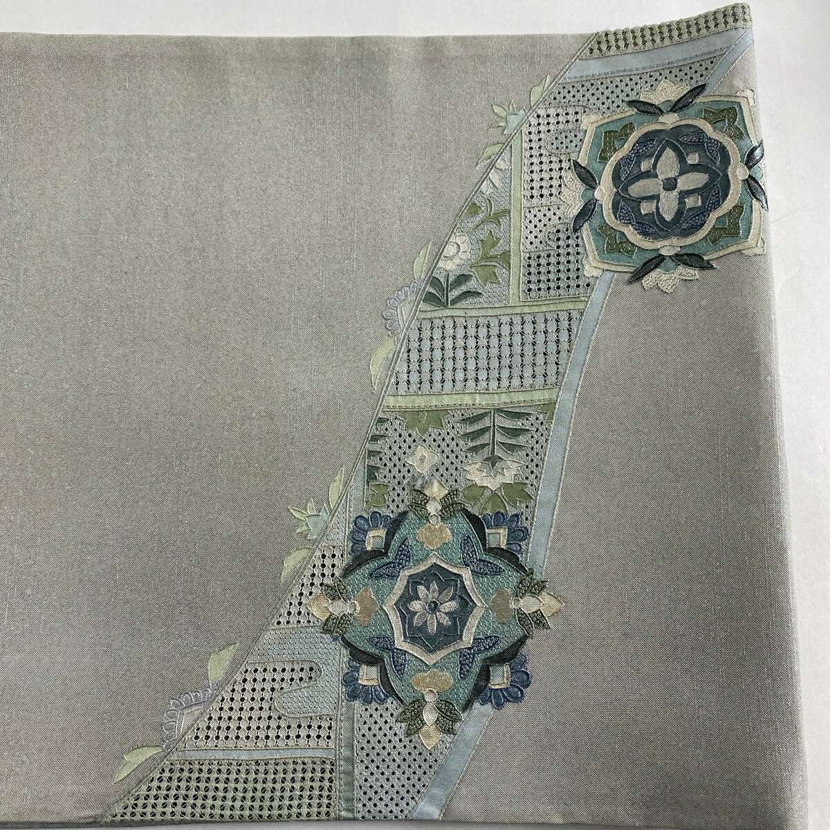 袋帯美品名品華文孔雀汕頭刺繍銀彩灰色お太鼓柄正絹【中古】