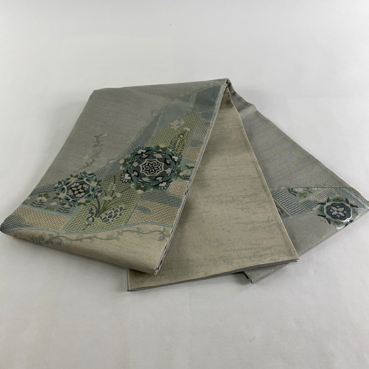 袋帯美品名品華文孔雀汕頭刺繍銀彩灰色お太鼓柄正絹【中古】