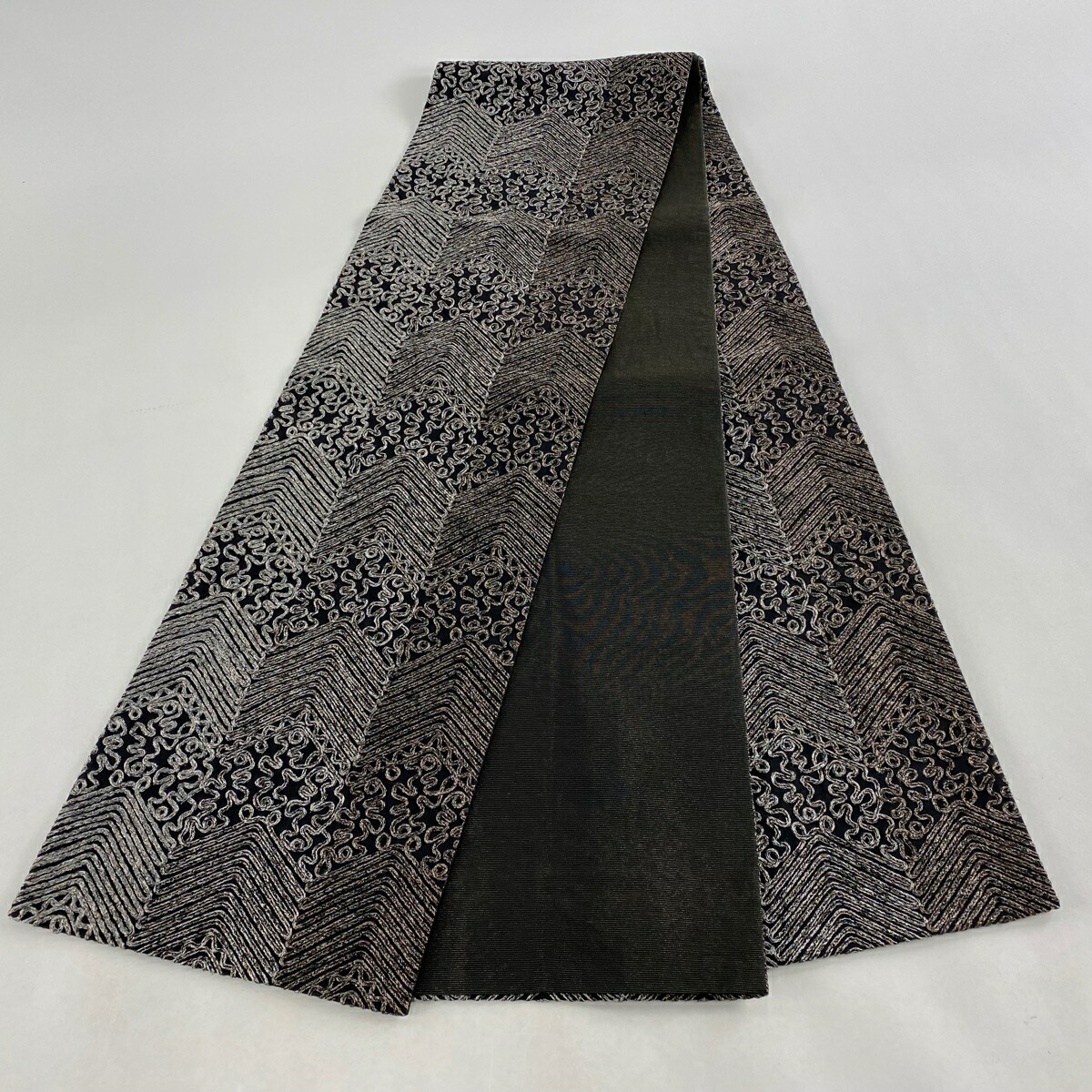 袋帯 美品 名品 幾何学模様 落款あり 無月 箔 黒灰 全通 正絹 和服