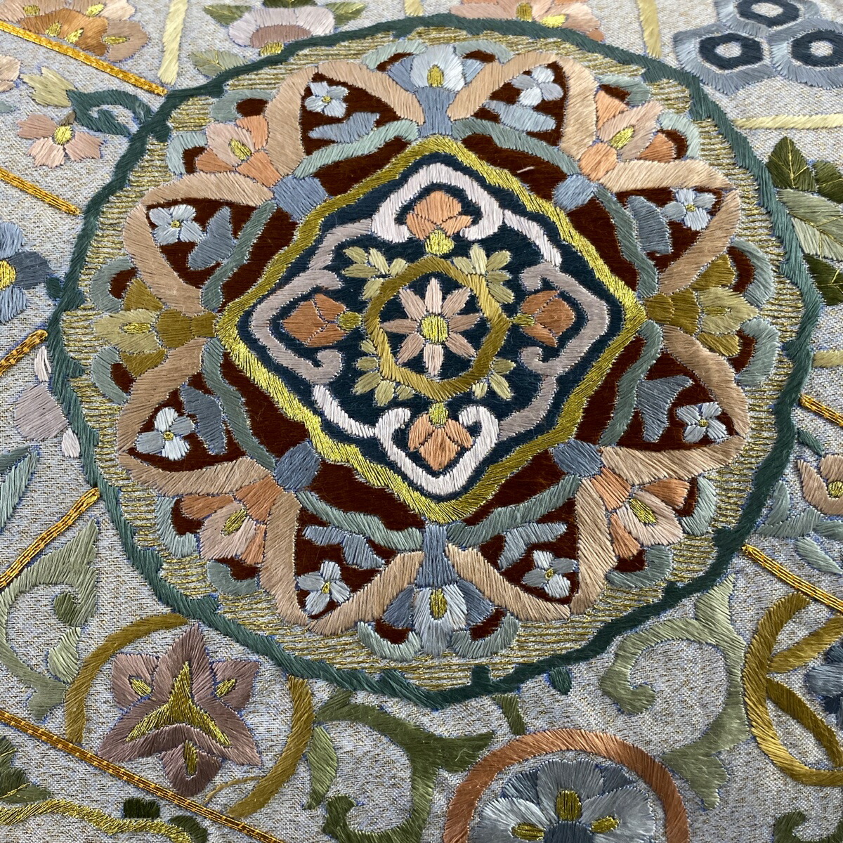 袋帯 逸品 華文 金糸 花唐草 刺繍 正絹 灰白 六通 和服 | eu-agencies.net