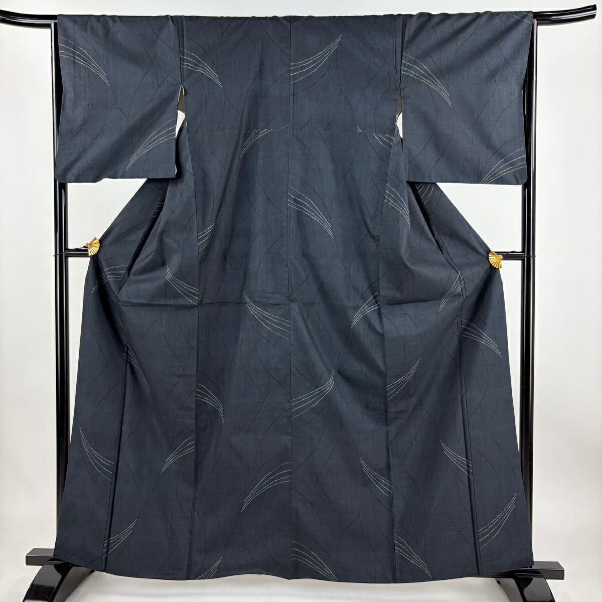 本場泥大島紬 黒地に紺椿柄 正絹 トールサイズ身丈166 裄丈67、5 未着装 c7a7426e3be3c3686d865069e93bee