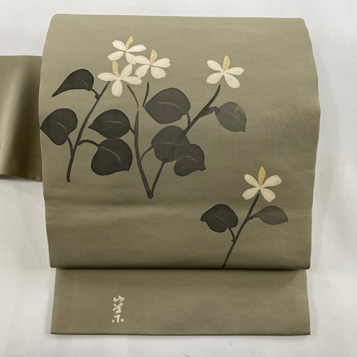 名古屋帯 【高久尚子】臈纈染め 正絹 塩瀬 お太鼓柄 山風景 薄灰色 開き仕立て 名古屋帯 【高久尚子】臈纈染め 正絹 塩瀬 お太鼓柄 山風景 薄灰色