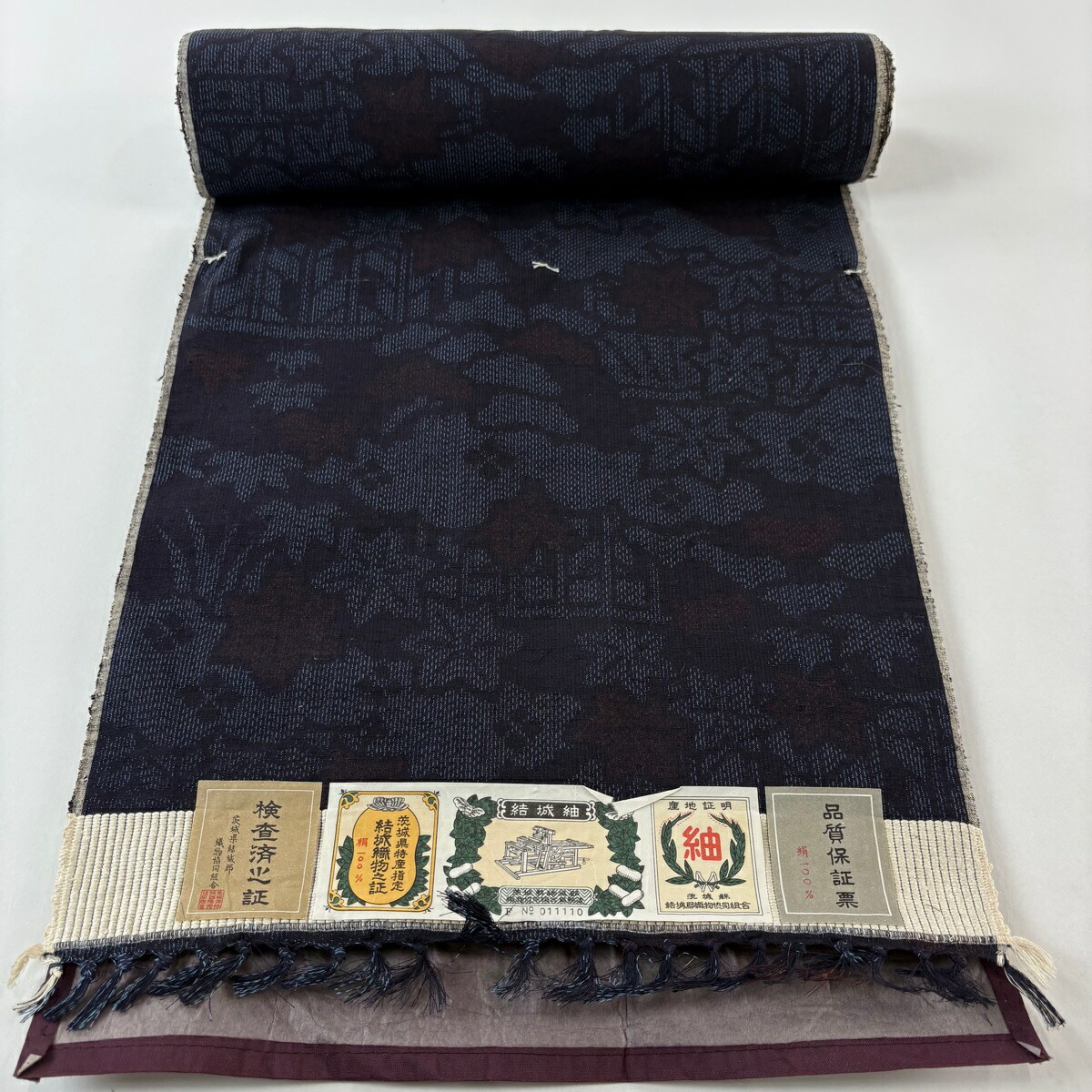 お値下げ　 紬　反物 楽天市場】反物 秀品 紬 証紙 みやま紬 幾何学模様 墨色 正絹 【中古