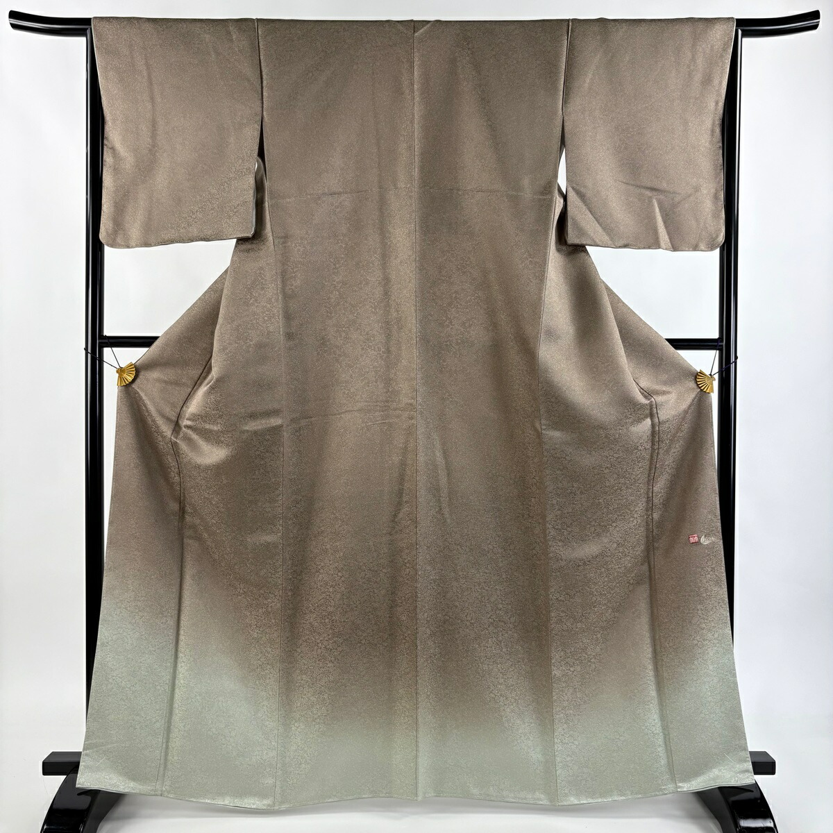 しつけ付　着物　正絹　袷　お召　色無地　163 久保田一竹工房　金通し　シルバー 色無地(袷) (久保田一竹工房 未使用しつけ糸付 落款 鳩羽鼠色系 刺繍一