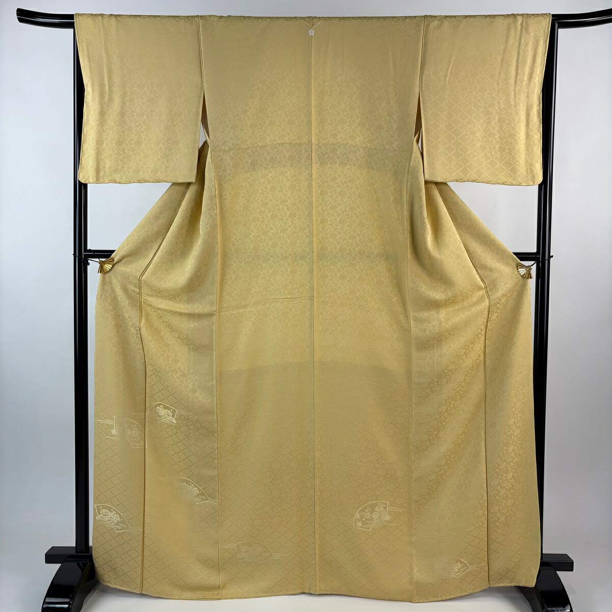 【美品】 色無地 身丈168cm 裄丈66cm M 袷 地紋 松竹梅 ベージュ 正絹 秀品 一つ紋 【中古】