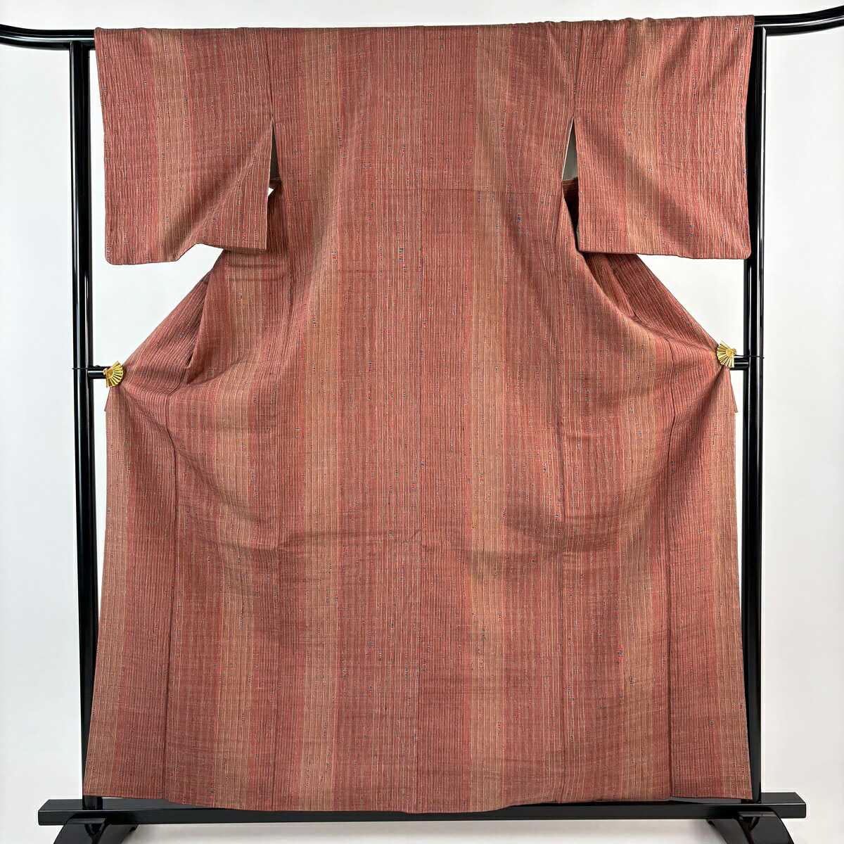 【在庫一掃】 【美品】 小紋 身丈160.5cm 裄丈63.5cm S 袷 吉澤与市 証紙あり 縦縞 幾何学模様 絞り 赤茶 正絹 逸品 【中古】