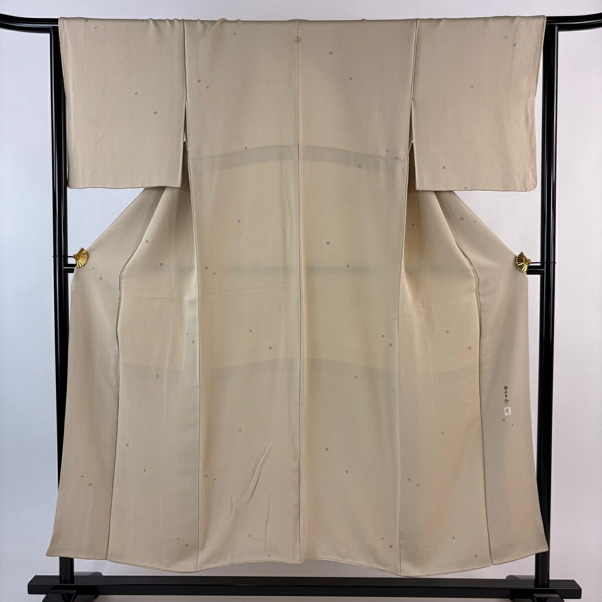 小紋 身丈151cm 裄丈64.5cm M 袷 柿本市郎 落款あり 梅 箔 ベージュ 正絹 名品 一つ紋 【中古】