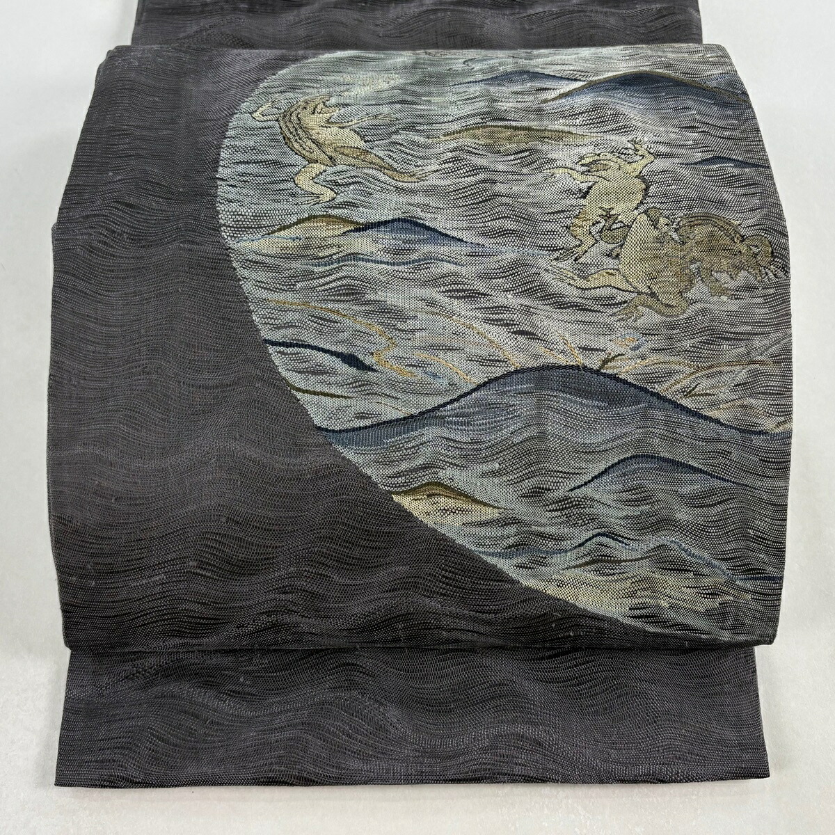 【最終価格】 袋帯 逸品 鳥獣戯画 かえる 草木染 金糸 灰色 お太鼓柄 正絹 【中古】 msp70