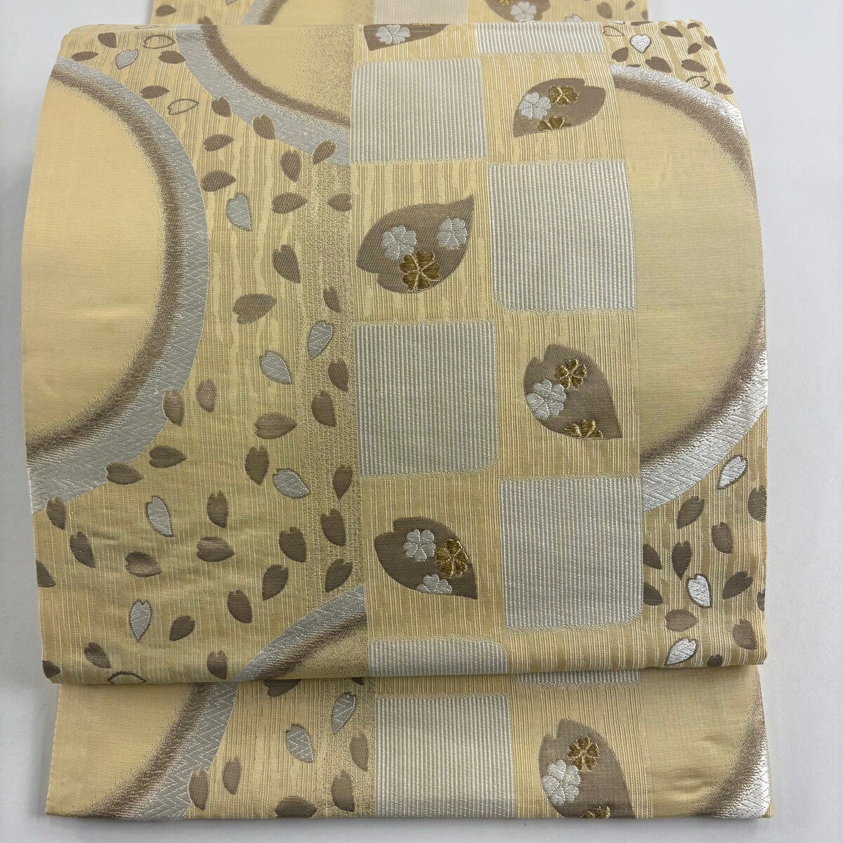 袋帯 名品 花びら 桜 刺繍 金糸 薄黄土色 六通 正絹 【中古】