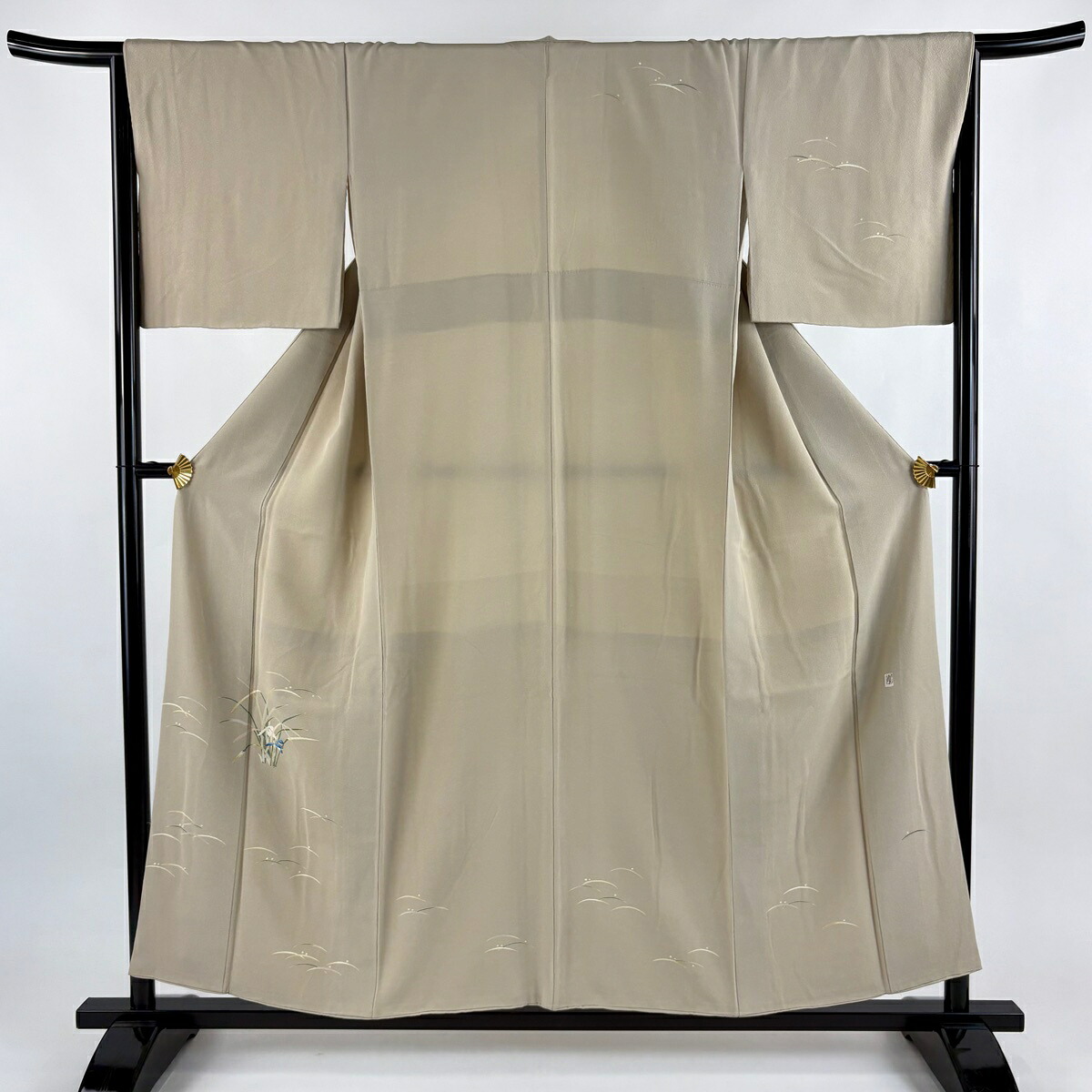 【最終価格】 付下げ 身丈154cm 裄丈65.5cm M 袷 柿本市郎 落款あり 露芝 草花 ベージュ 正絹 逸品 【中古】 msp70