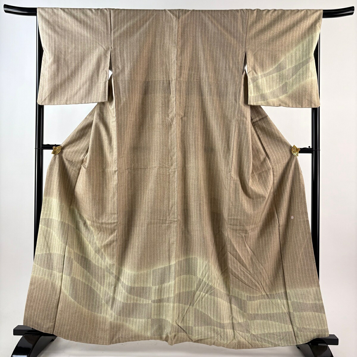 【最終価格】 訪問着 身丈162cm 裄丈67.5cm L 袷 牛首紬地 落款あり 縦縞 幾何学模様 染め分け 薄茶色 正絹 逸品 【中古】 msp70
