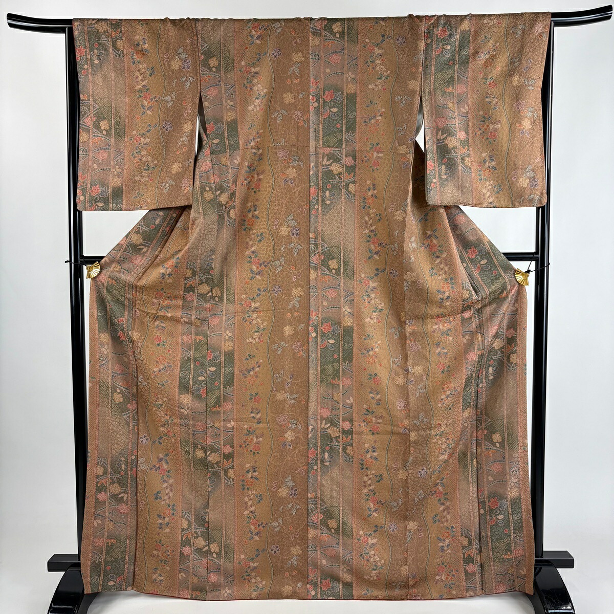 【美品】 小紋 身丈169cm 裄丈66cm M 袷 草花 縦縞 金彩 ぼかし 薄茶色 正絹 秀品 【中古】