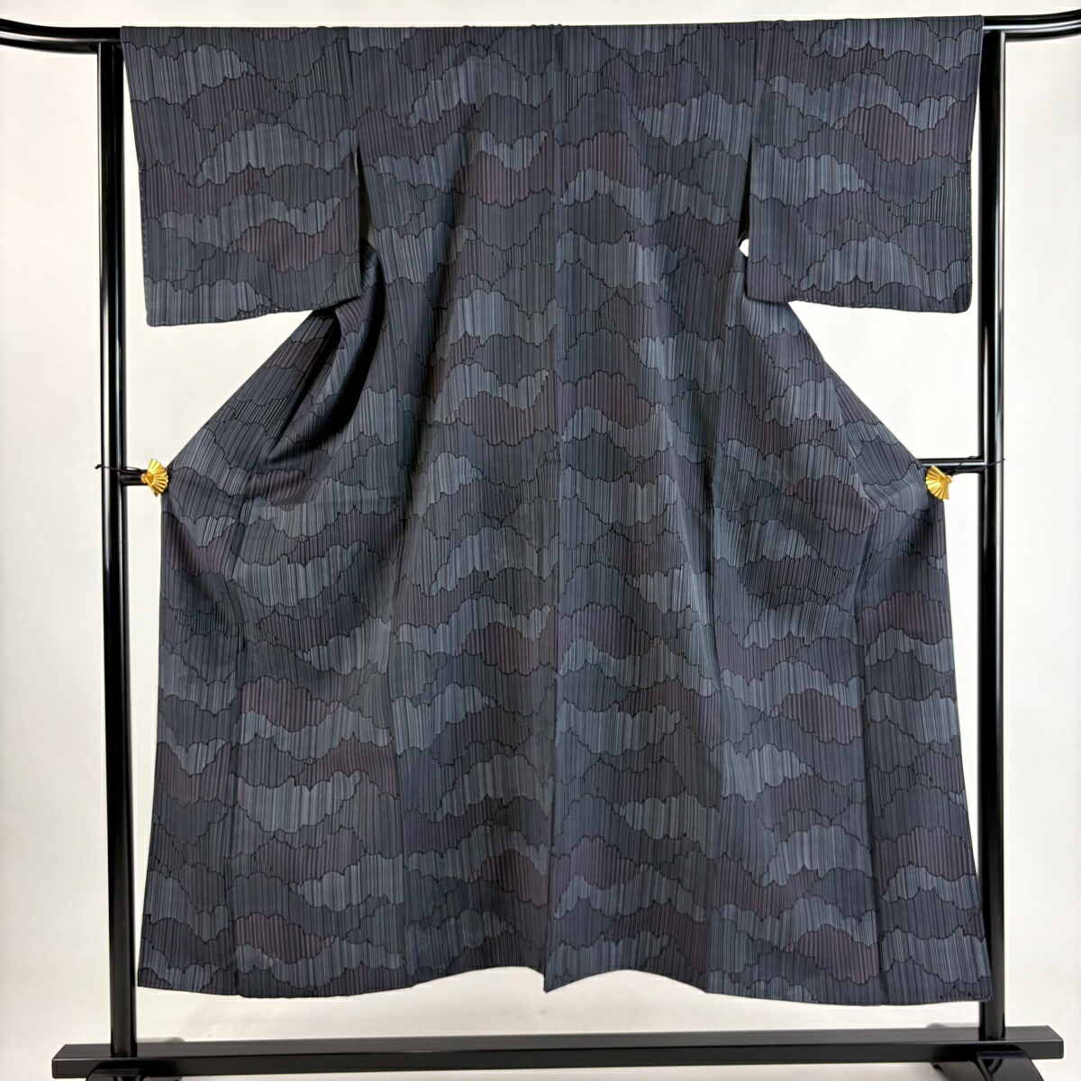 【美品】 小紋 身丈151cm 裄丈64cm M 袷 雲 縦縞 青灰色 正絹 秀品 【中古】
