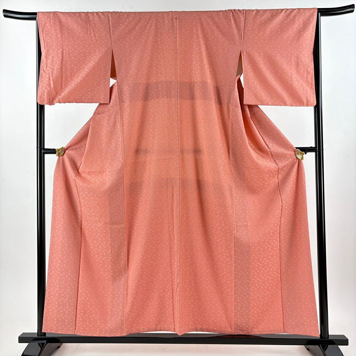 お召 身丈157.5cm 裄丈66cm M 袷 葡萄唐草 ピンク 正絹 名品 一つ紋 【中古】
