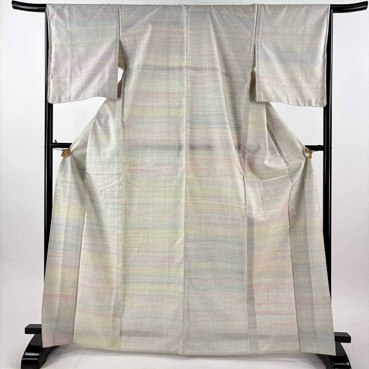 【美品】 紬 身丈167.5cm 裄丈66cm M 単衣 草木紅染紬 落款あり 証紙あり 横縞 薄緑 正絹 逸品 【中古】