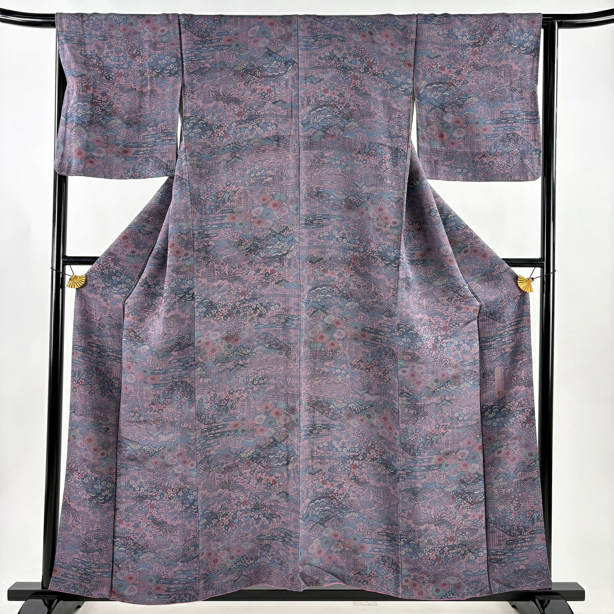 【美品】 小紋 身丈156cm 裄丈65.5cm M 袷 南部幸雄 落款あり 山 松竹梅 縮緬 灰紫 正絹 秀品 【中古】