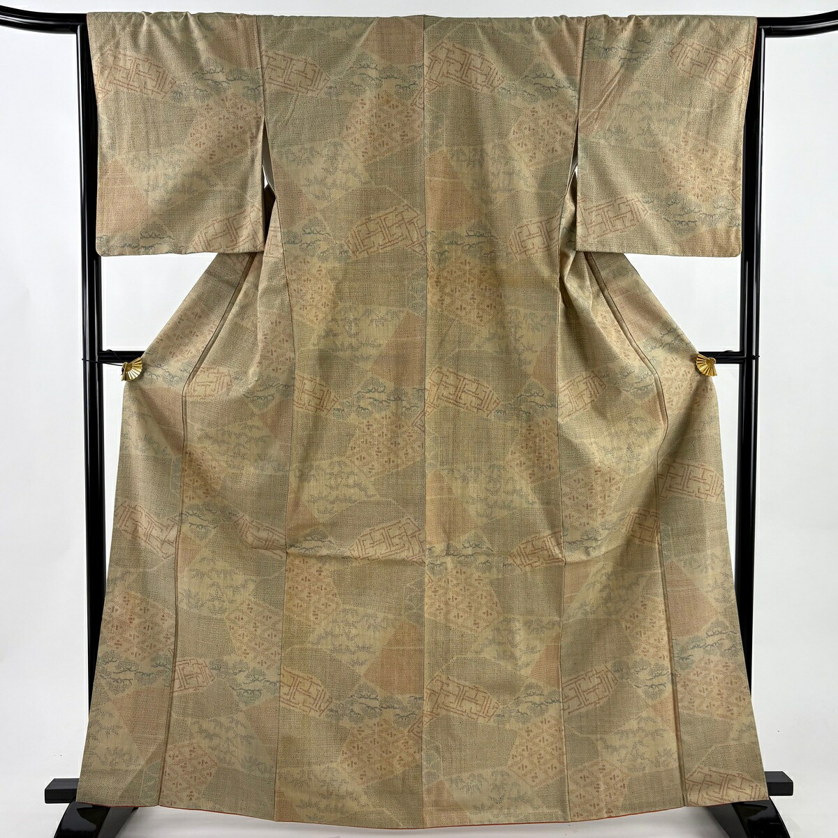 【在庫一掃】 結城紬 身丈165.5cm 裄丈65cm M 袷 本場結城紬 証紙あり 菱 松 薄黄土色 正絹 逸品 【中古】｜バイセル 店