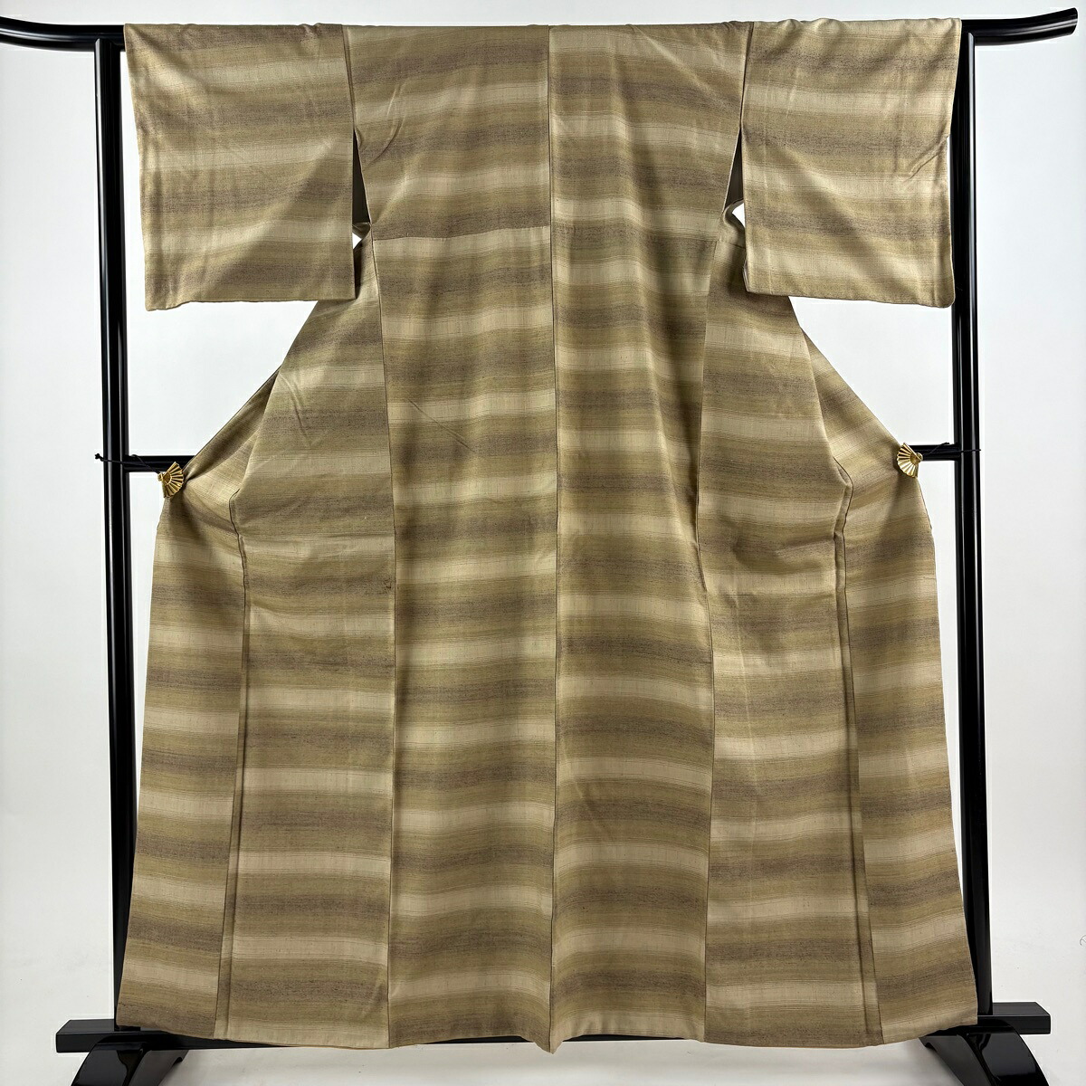 紬 身丈160cm 裄丈64cm M 袷 段縞 薄茶色 正絹 名品 【中古】