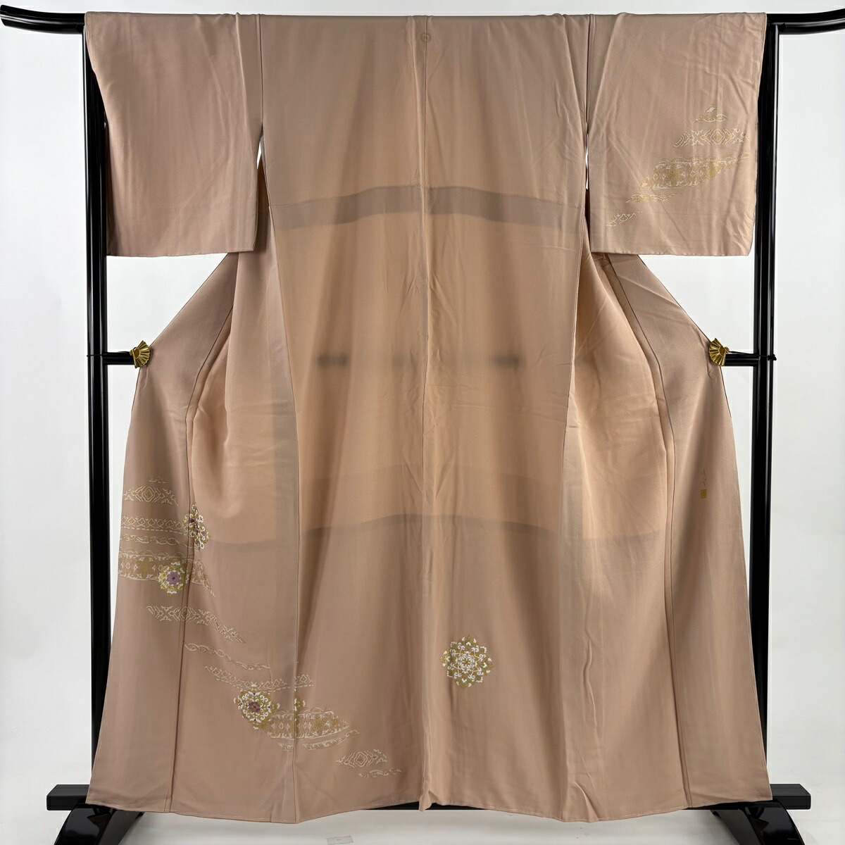 付下げ 身丈157cm 裄丈65cm M 袷 丹下雄介 やまと 落款あり 華文 草花 金糸 金彩 薄ピンク 正絹 秀品 一つ紋 【中古】