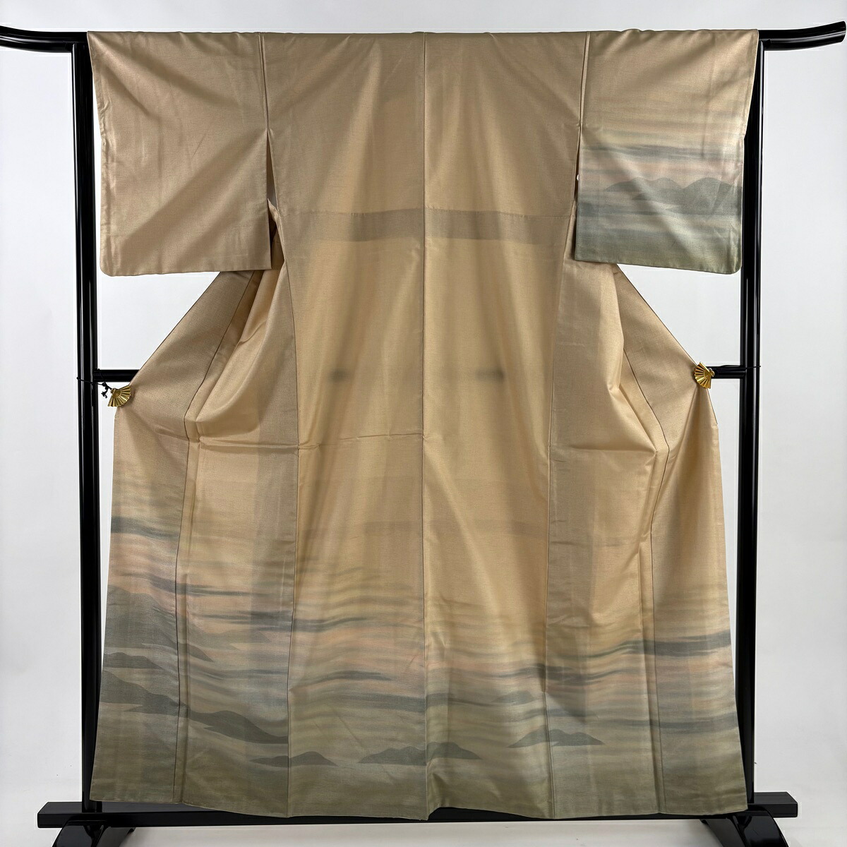 【美品】 付下げ 身丈158cm 裄丈63.5cm S 袷 紬地 霞 山並み ぼかし ベージュ 正絹 秀品 【中古】