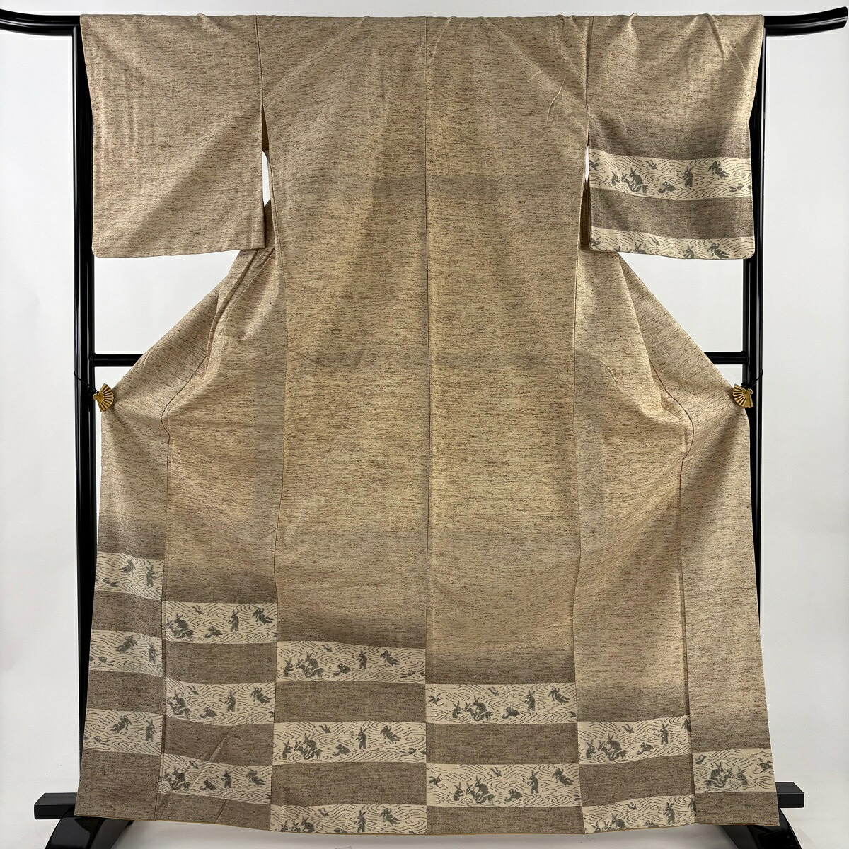 【美品】 付下げ 身丈166cm 裄丈64.5cm M 袷 ぜんまい紬地 根津儀一 うさぎ 流水 薄茶色 正絹 逸品 【中古】
